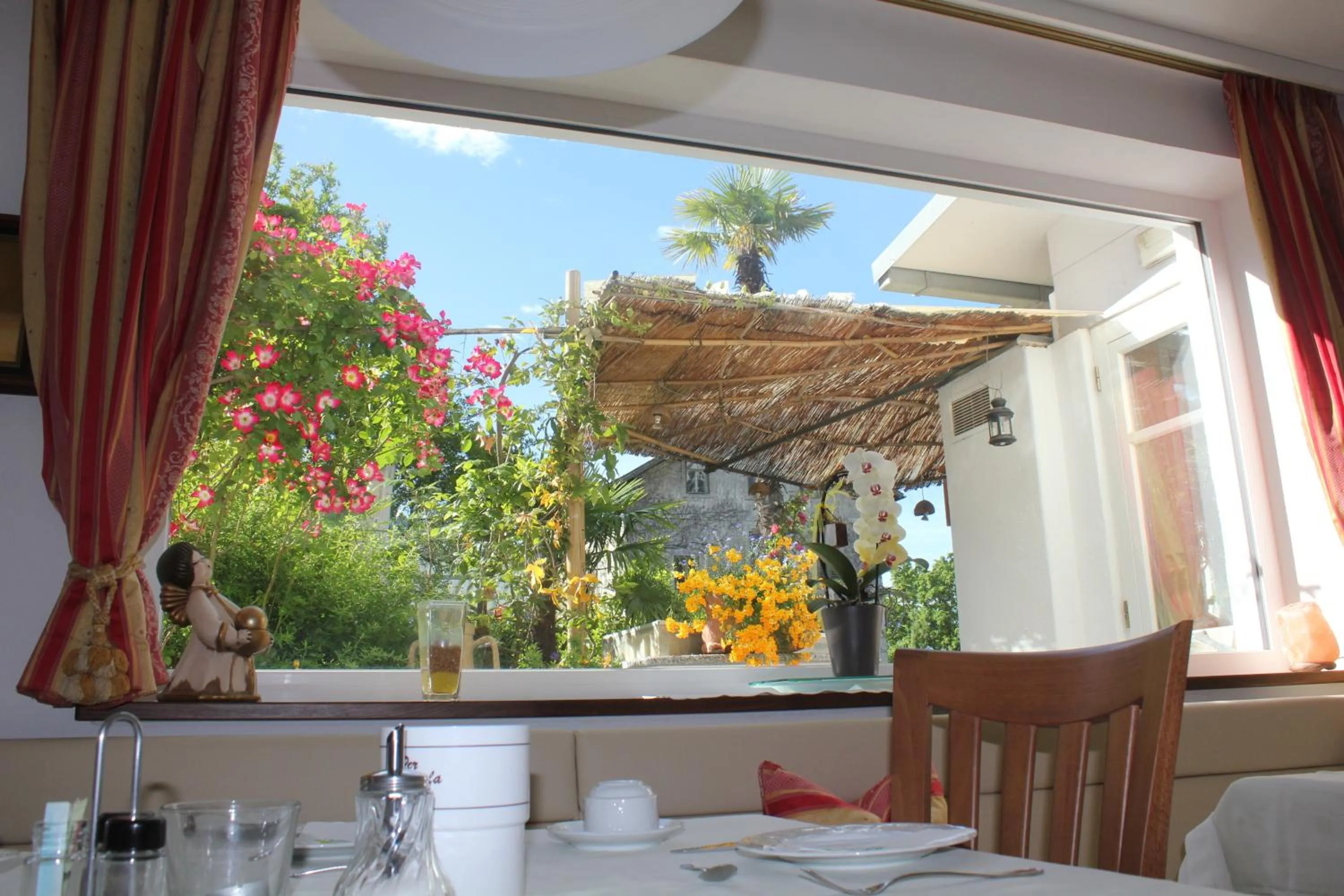 Restaurant/places to eat in Hotel Annabell