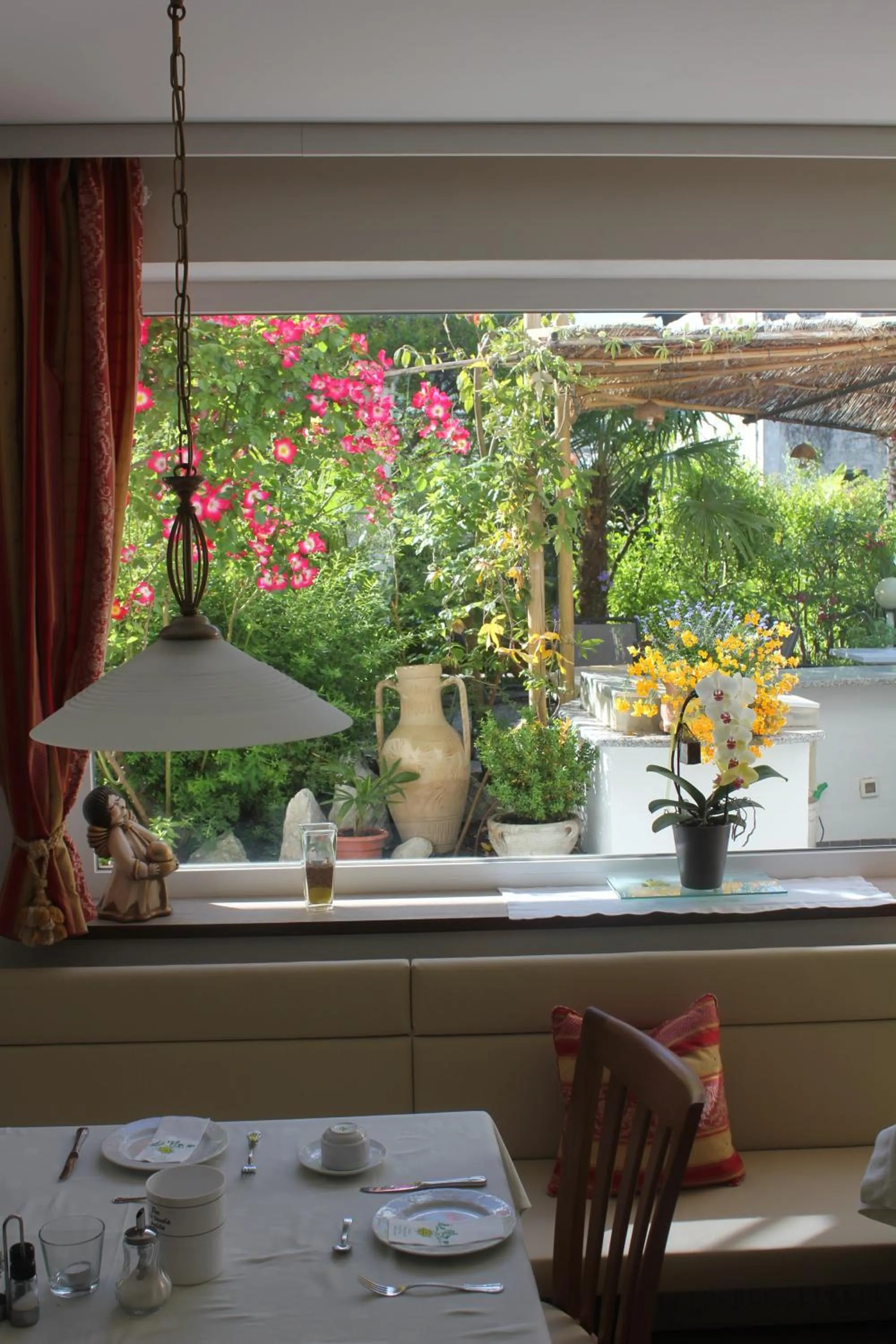 Restaurant/places to eat in Hotel Annabell