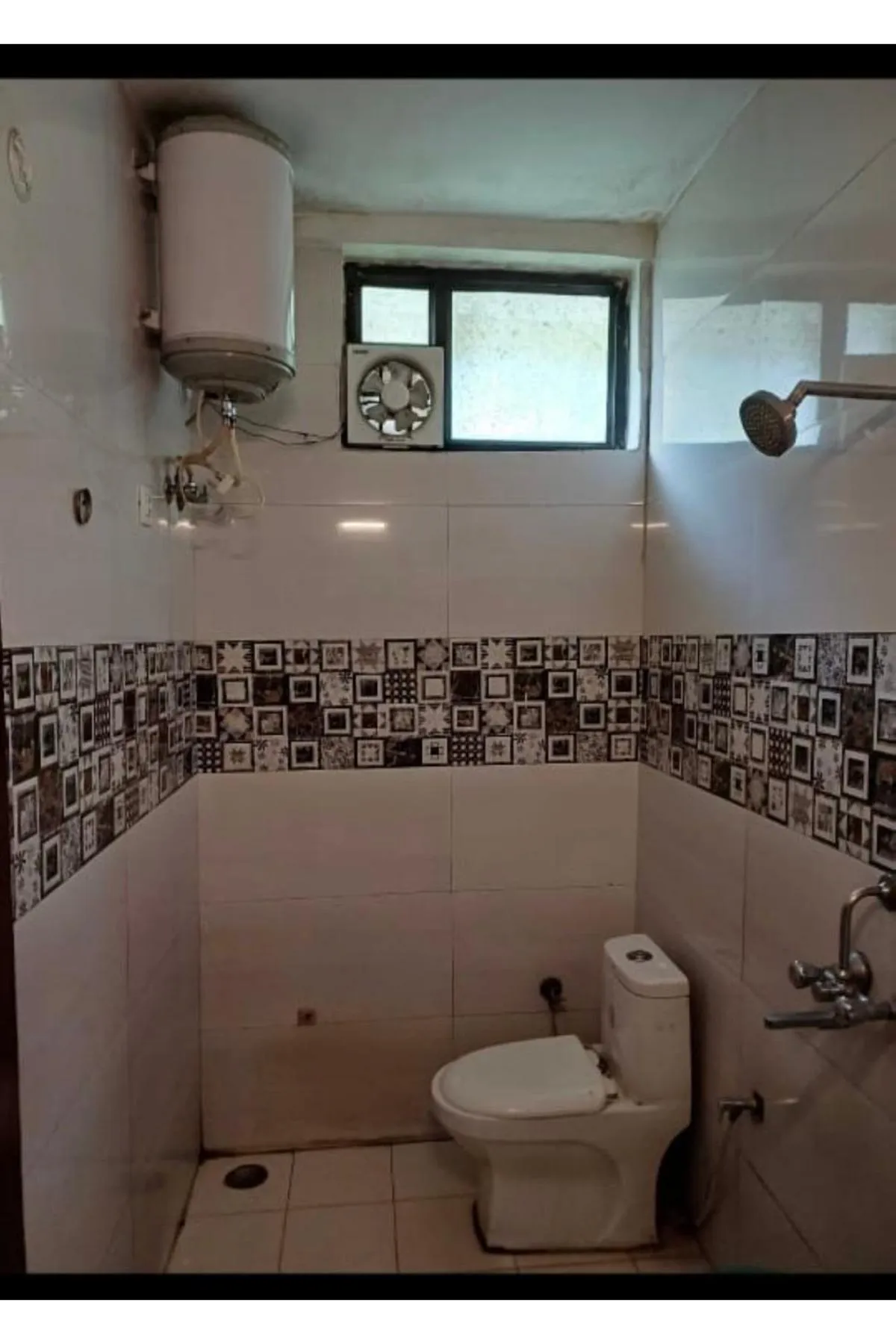 Toilet in Hotel Sparsh Ganga