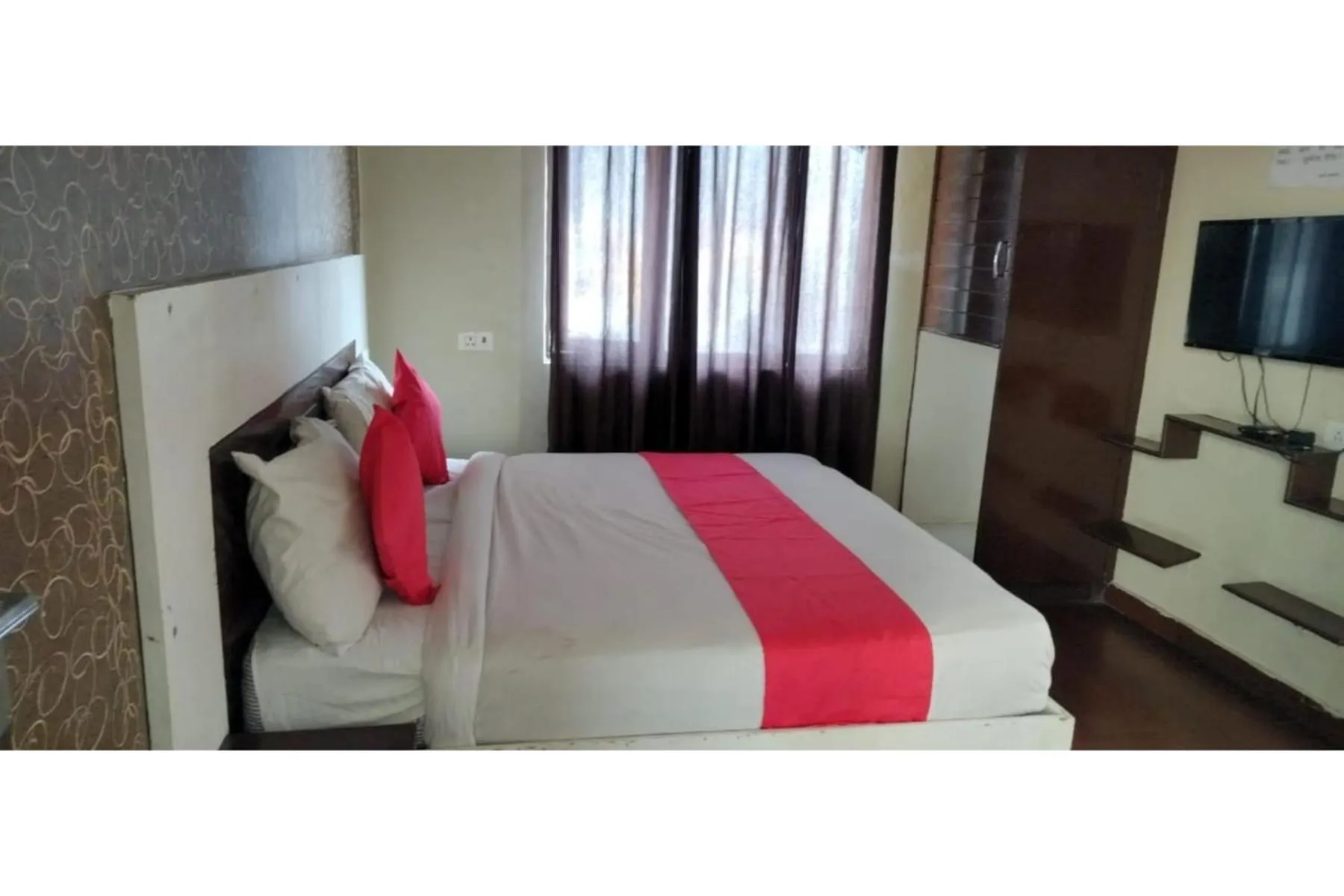 Communal lounge/ TV room in Hotel Sparsh Ganga