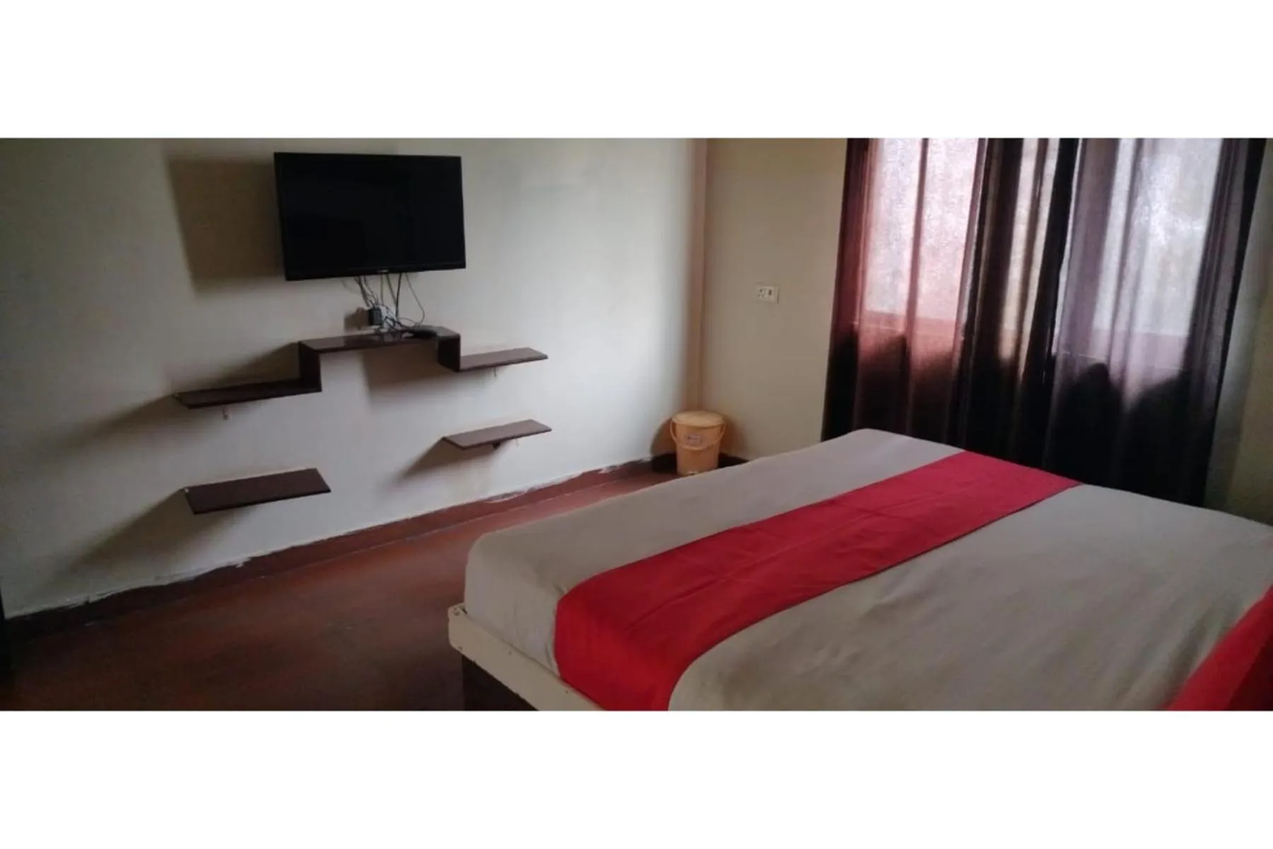 Communal lounge/ TV room in Hotel Sparsh Ganga