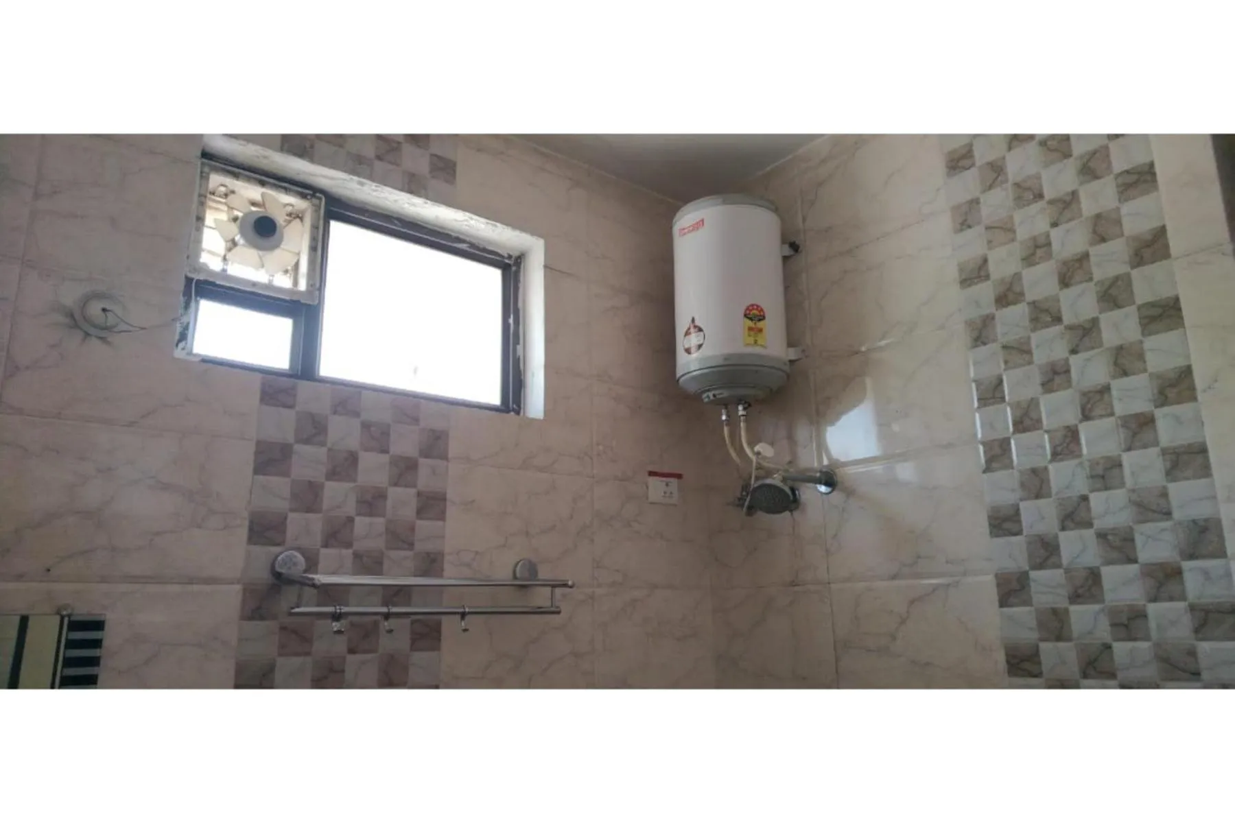 Shower in Hotel Sparsh Ganga