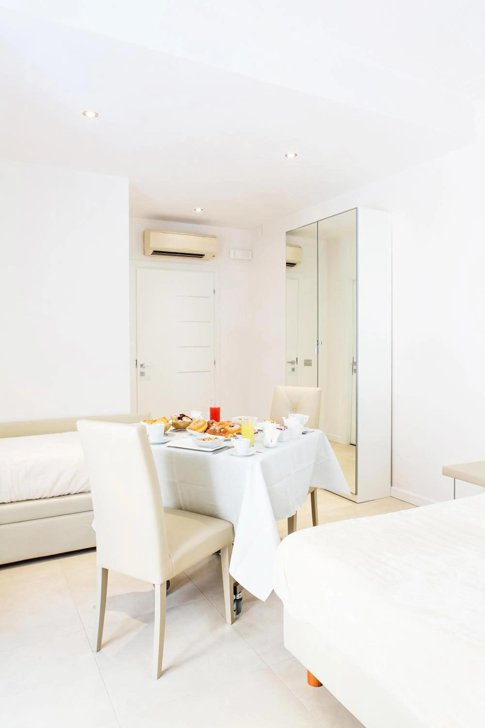 Dining area, Bed in Vatican Grand Suite