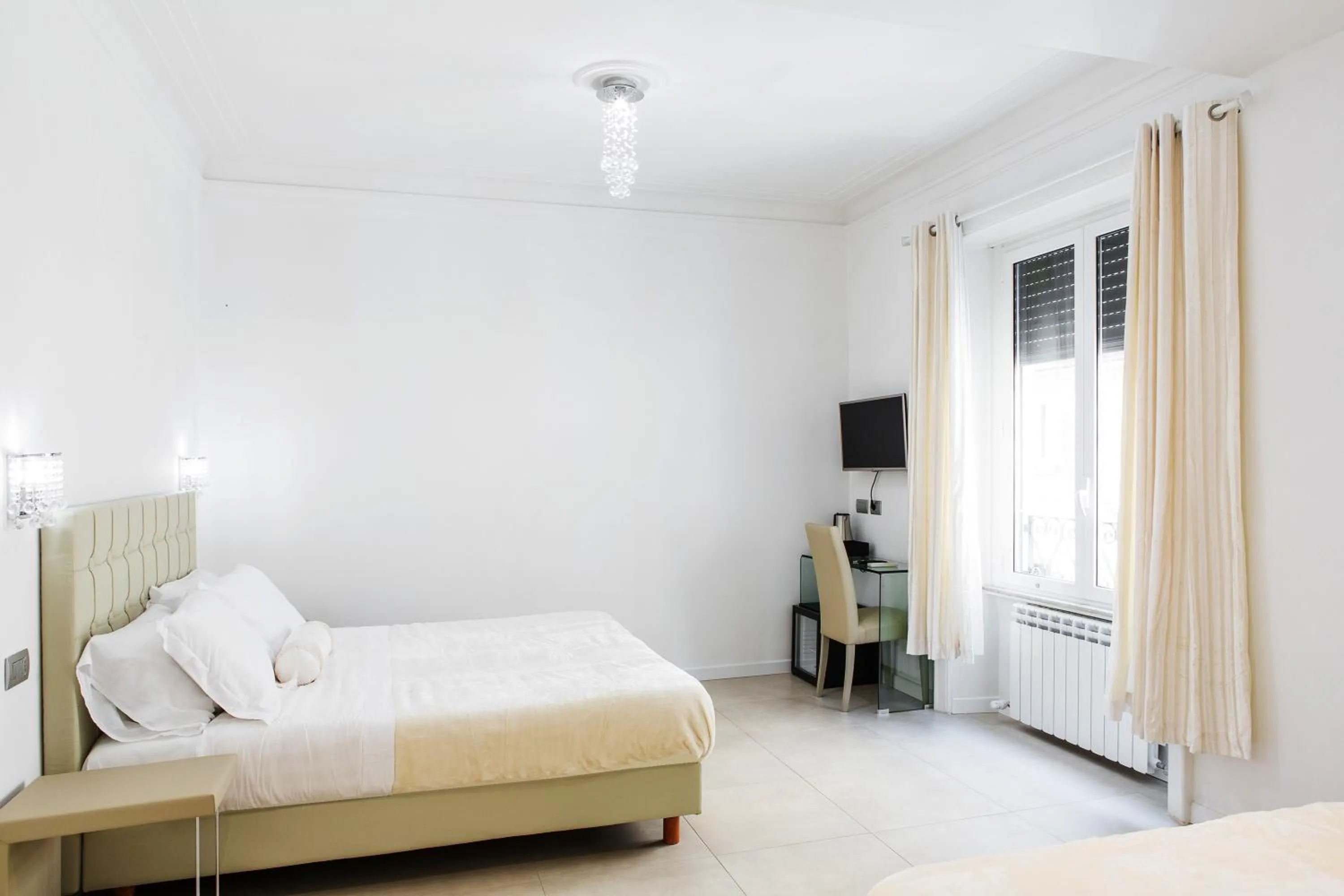 Photo of the whole room, Bed in Vatican Grand Suite
