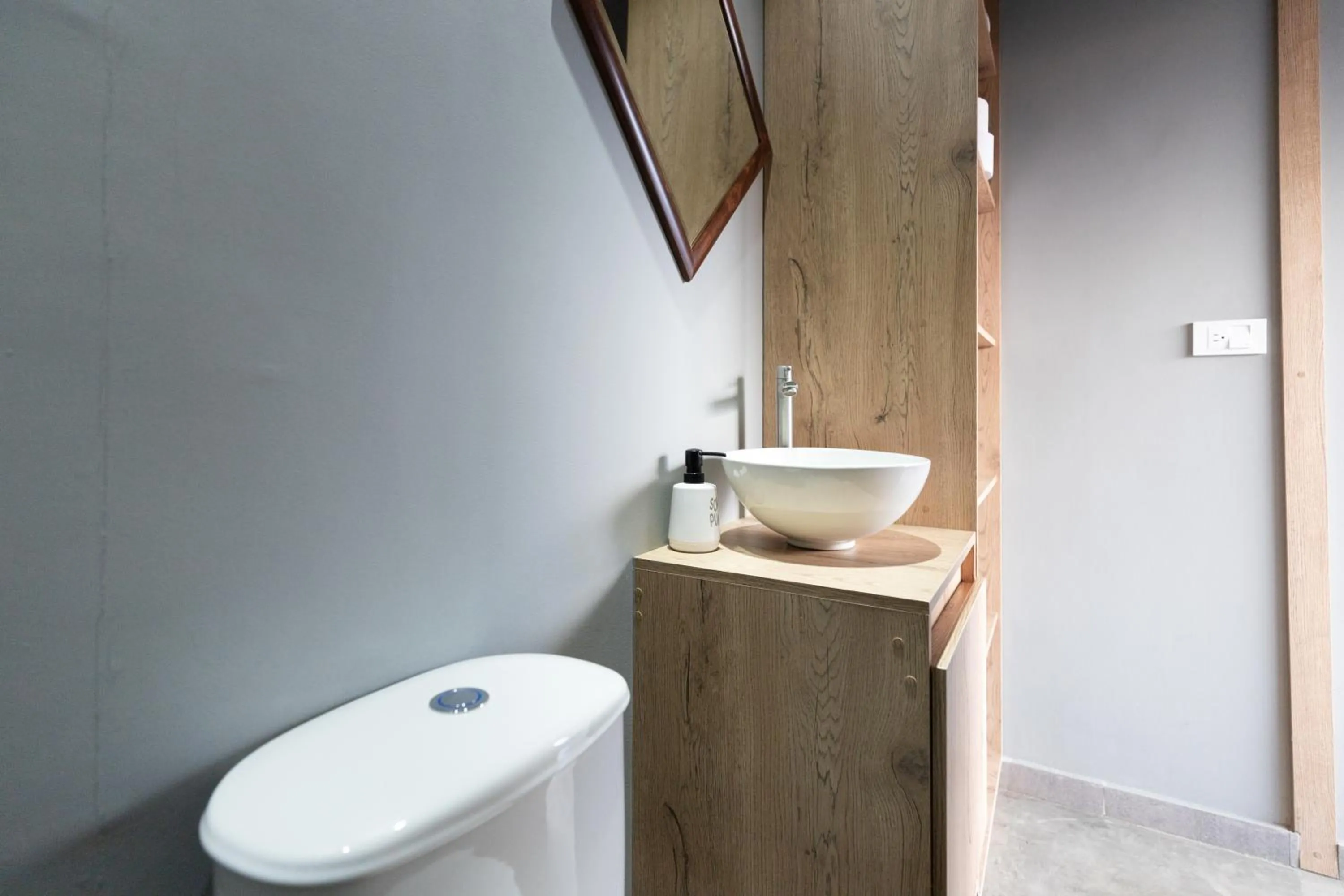Toilet in Roots Eco House