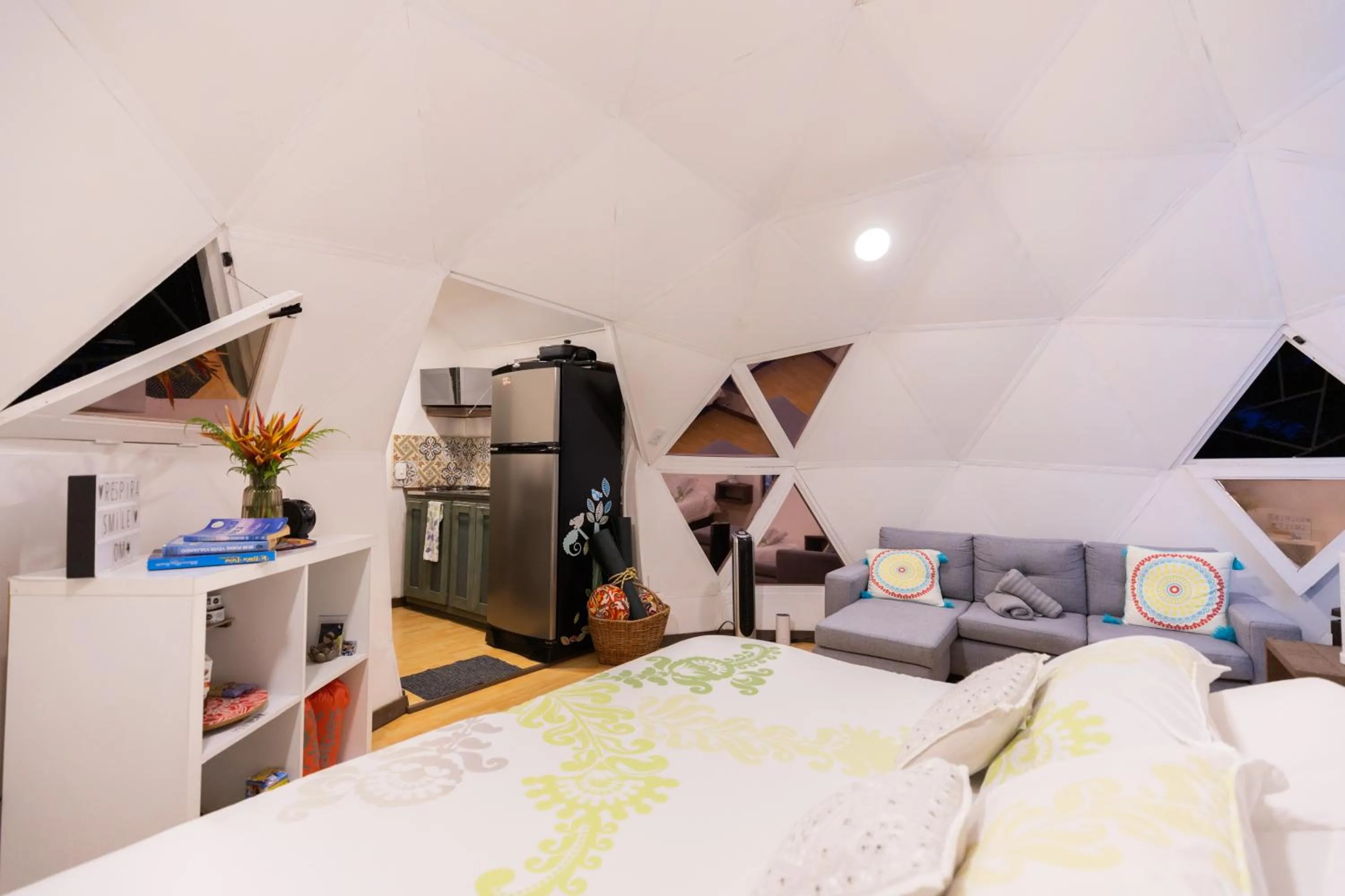 Communal lounge/ TV room, Bed in Roots Eco House