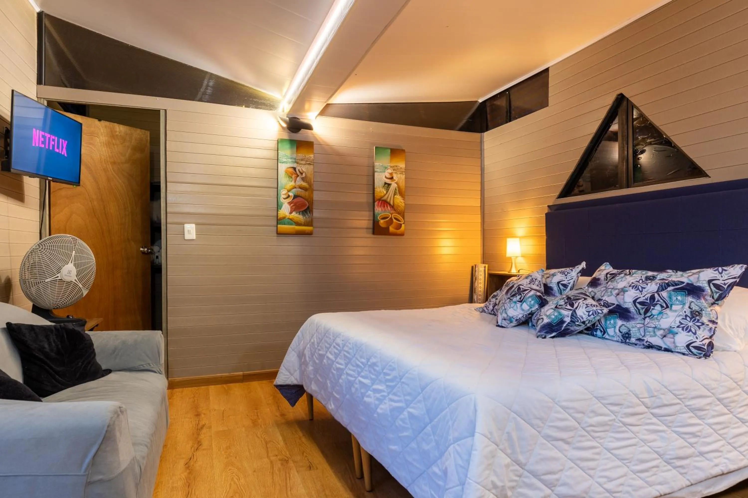 Communal lounge/ TV room, Bed in Roots Eco House