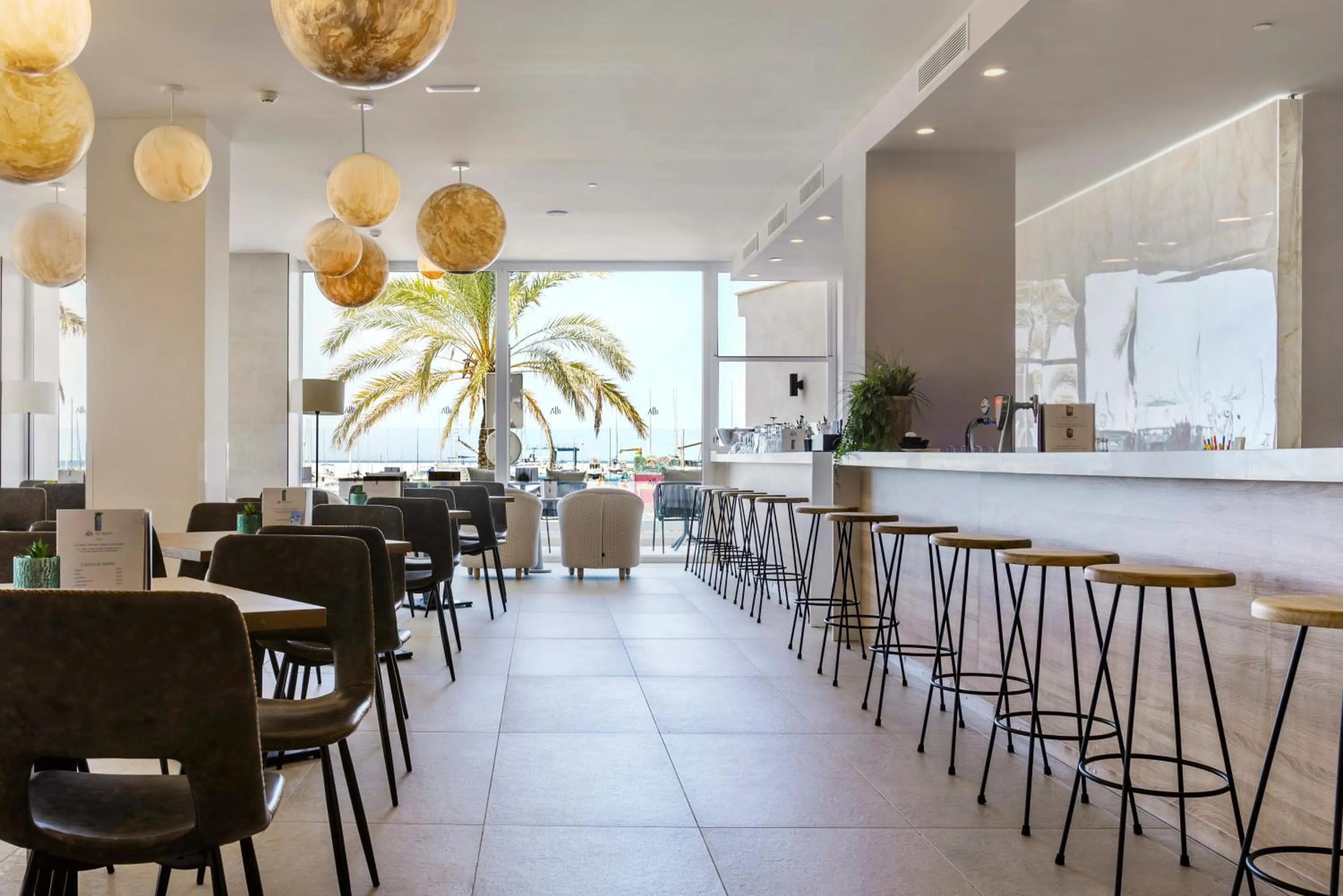 Lounge or bar in Hotel Las Arenas