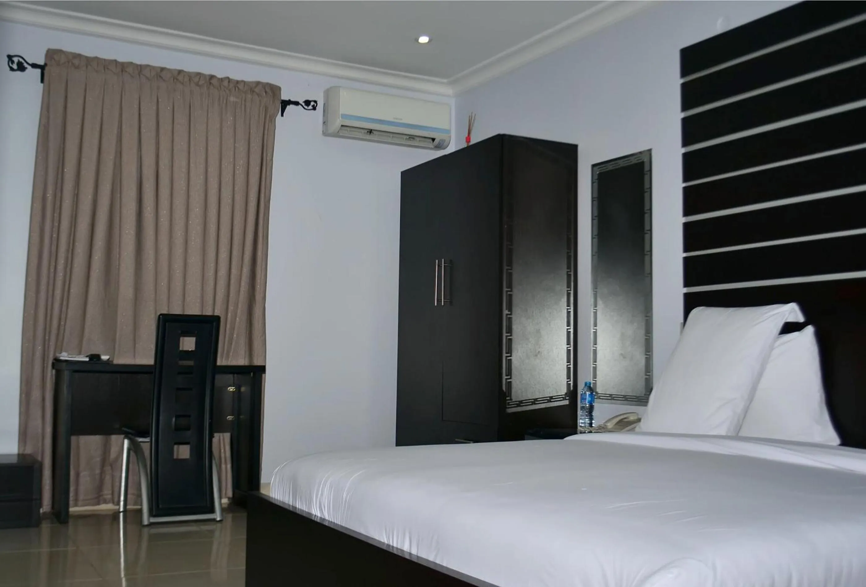 Bedroom, Bed in De Rigg Place - Alaka Estate, Surulere