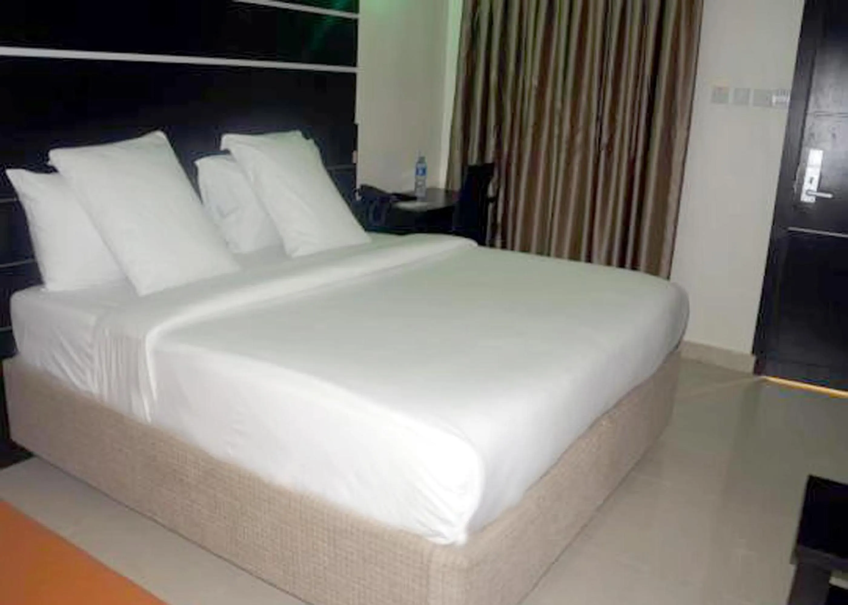 Bathroom, Bed in De Rigg Place - Alaka Estate, Surulere