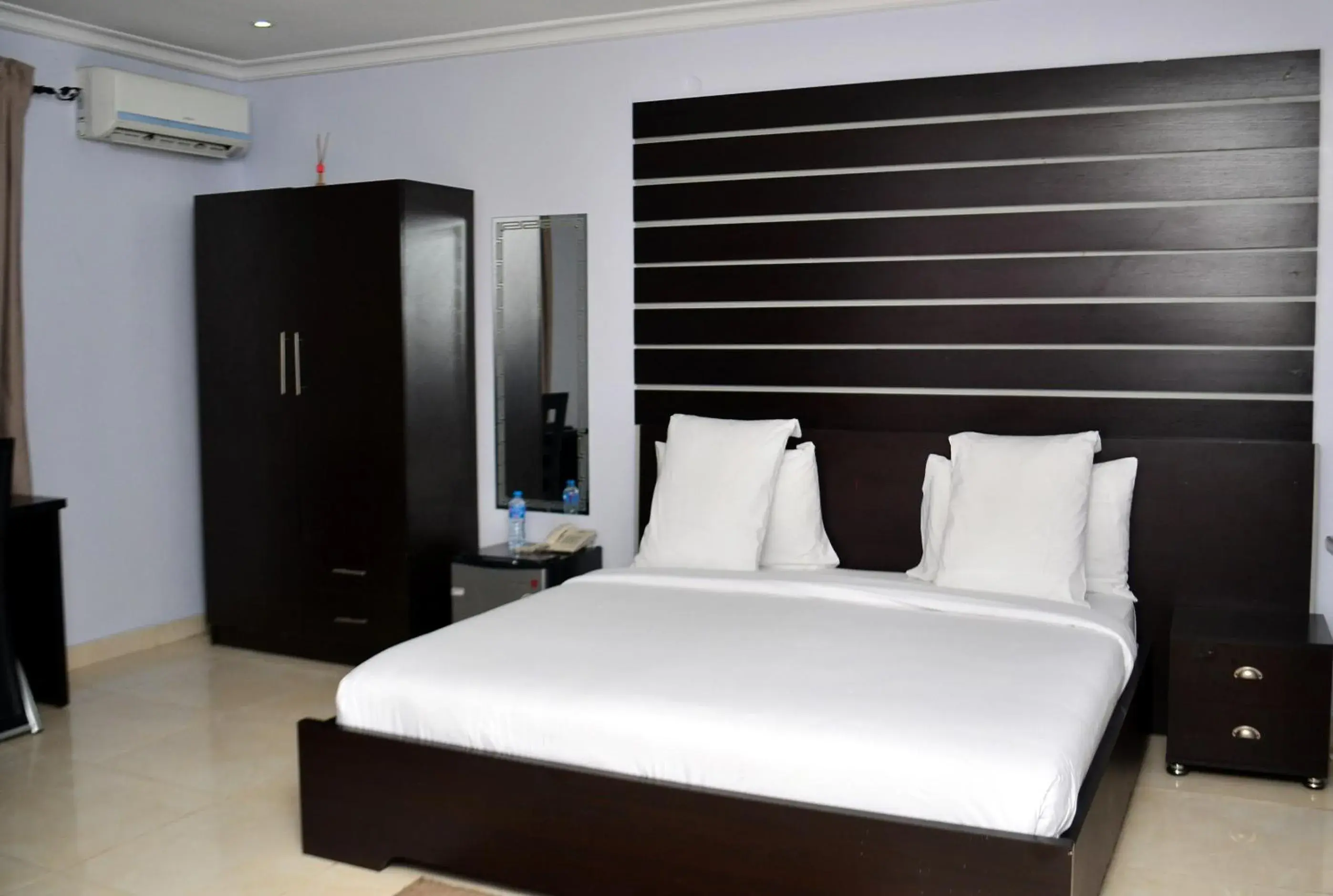 Bedroom, Bed in De Rigg Place - Alaka Estate, Surulere Bedroom, Bed in De Rigg Place - Alaka Estate, Surulere