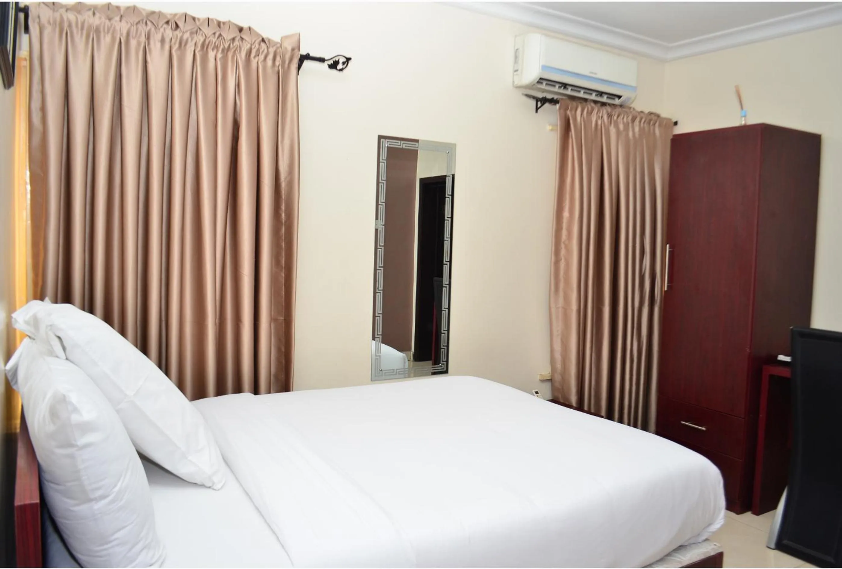 Bedroom, Bed in De Rigg Place - Alaka Estate, Surulere
