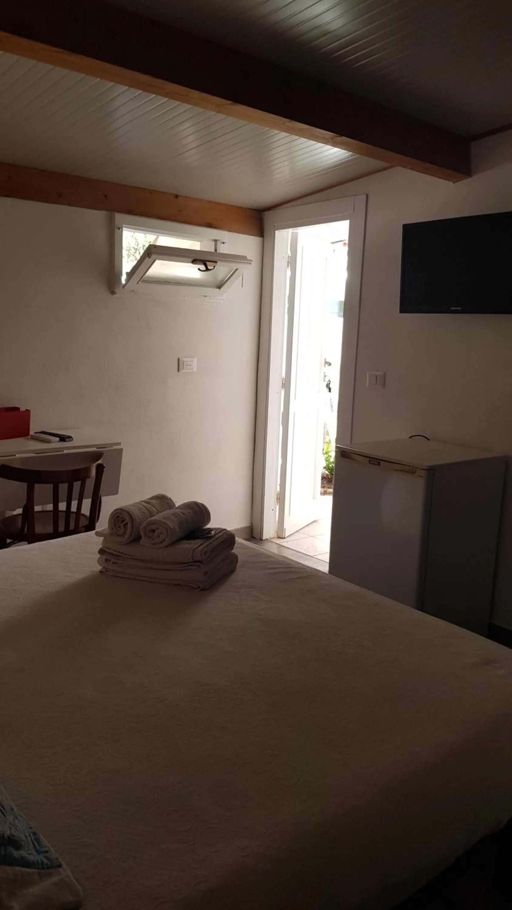 Bedroom, Bed in Aliga