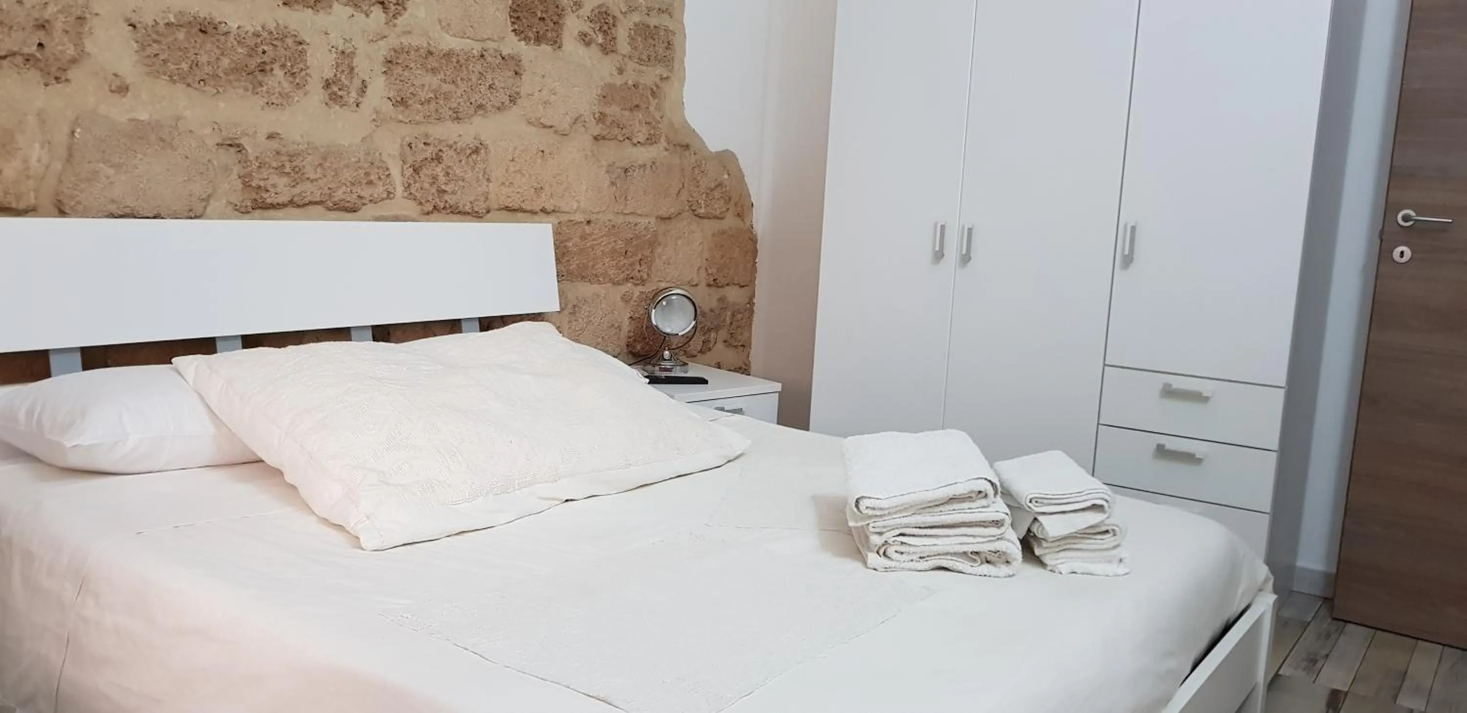 Bedroom, Bed in Aliga