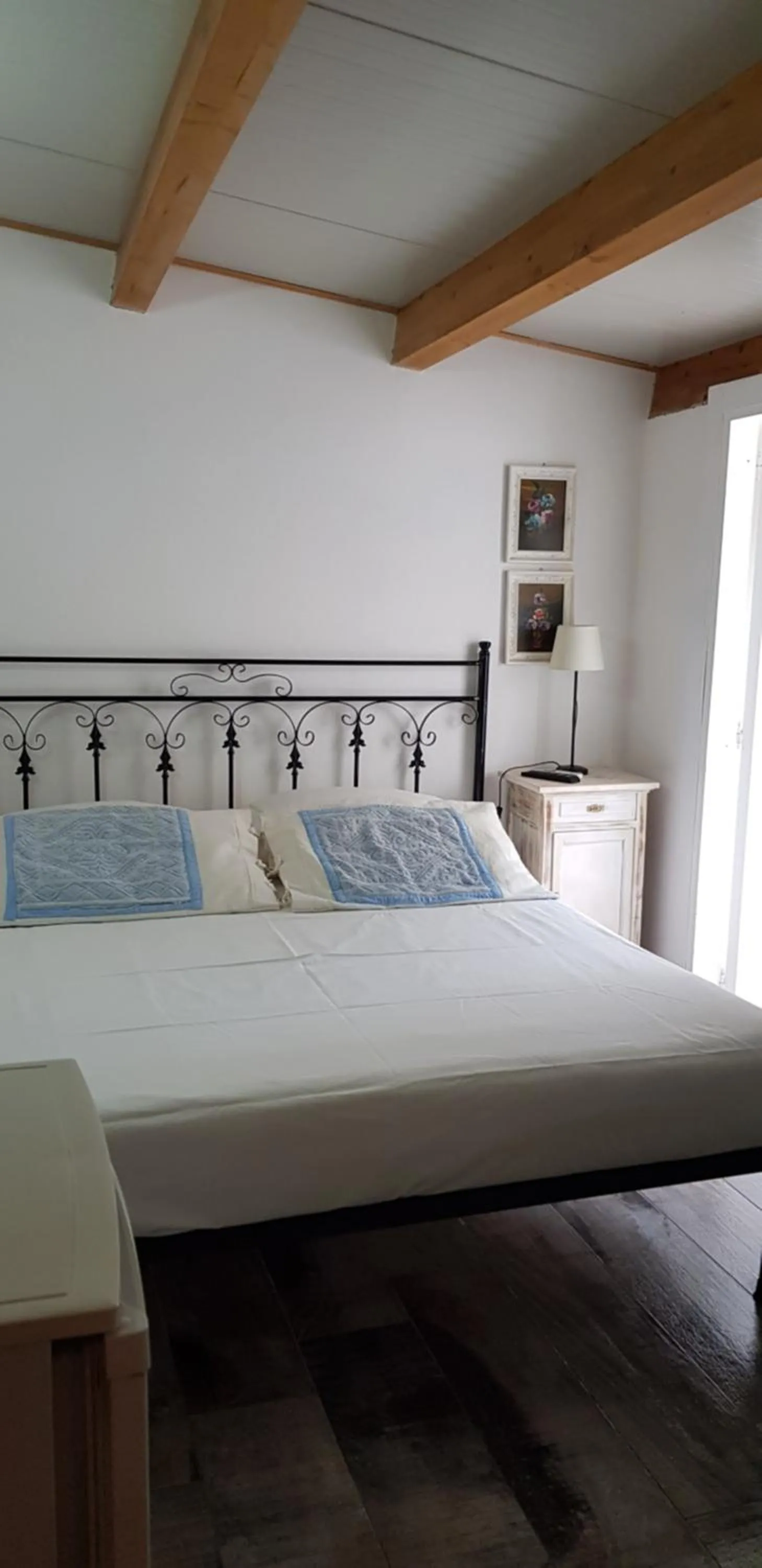 Bedroom, Bed in Aliga