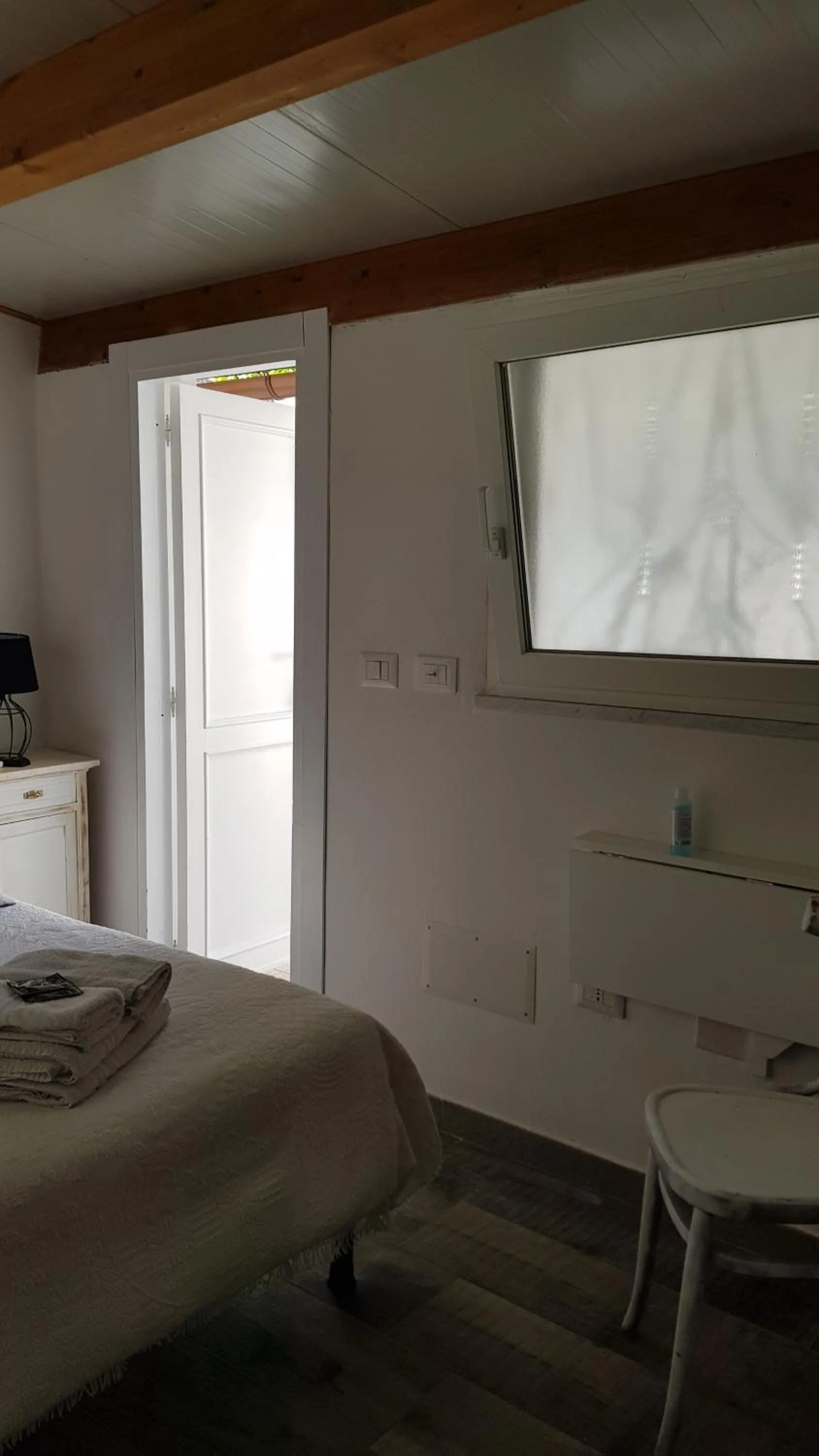 Bedroom, Bed in Aliga