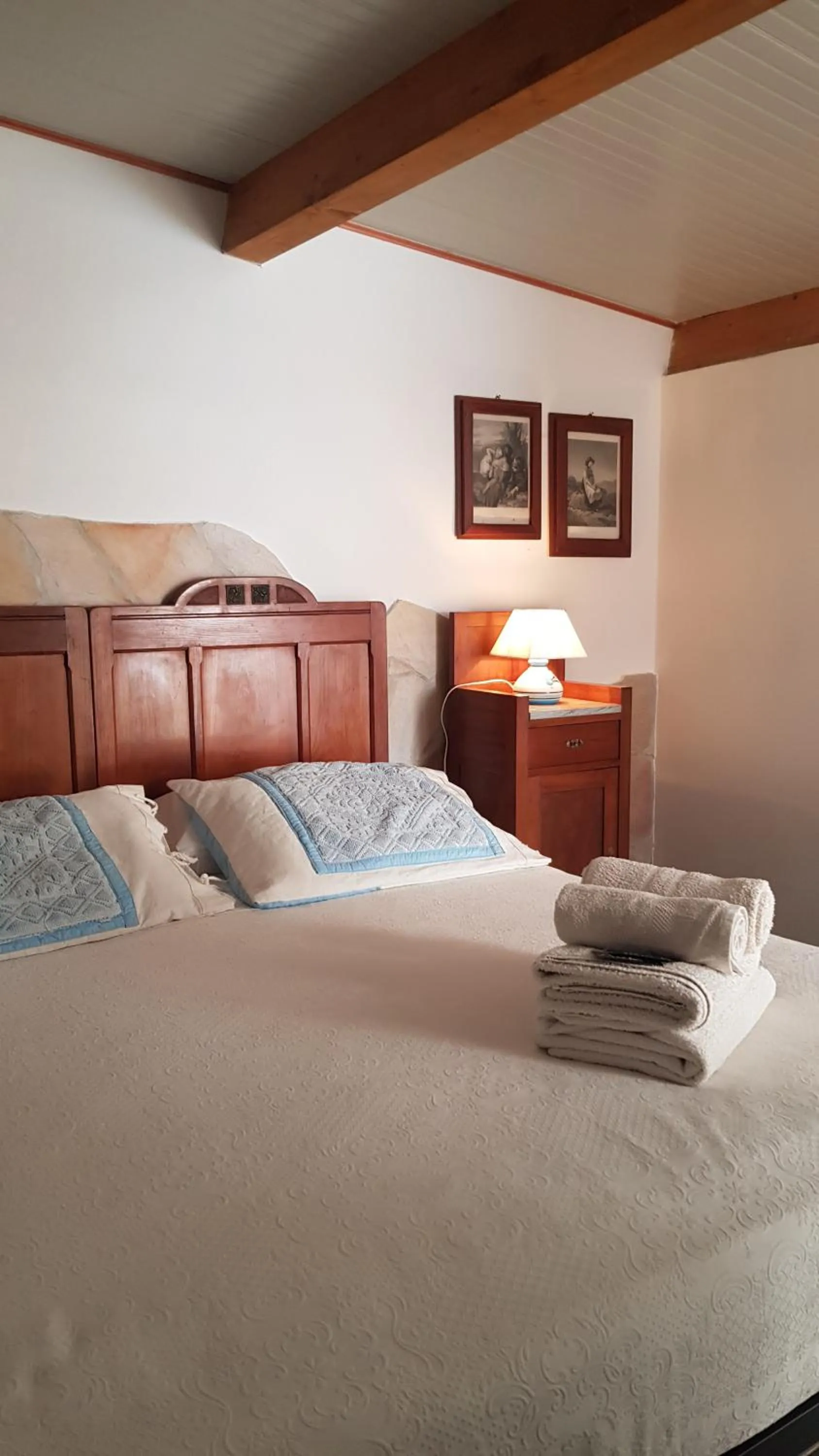 Bedroom, Bed in Aliga