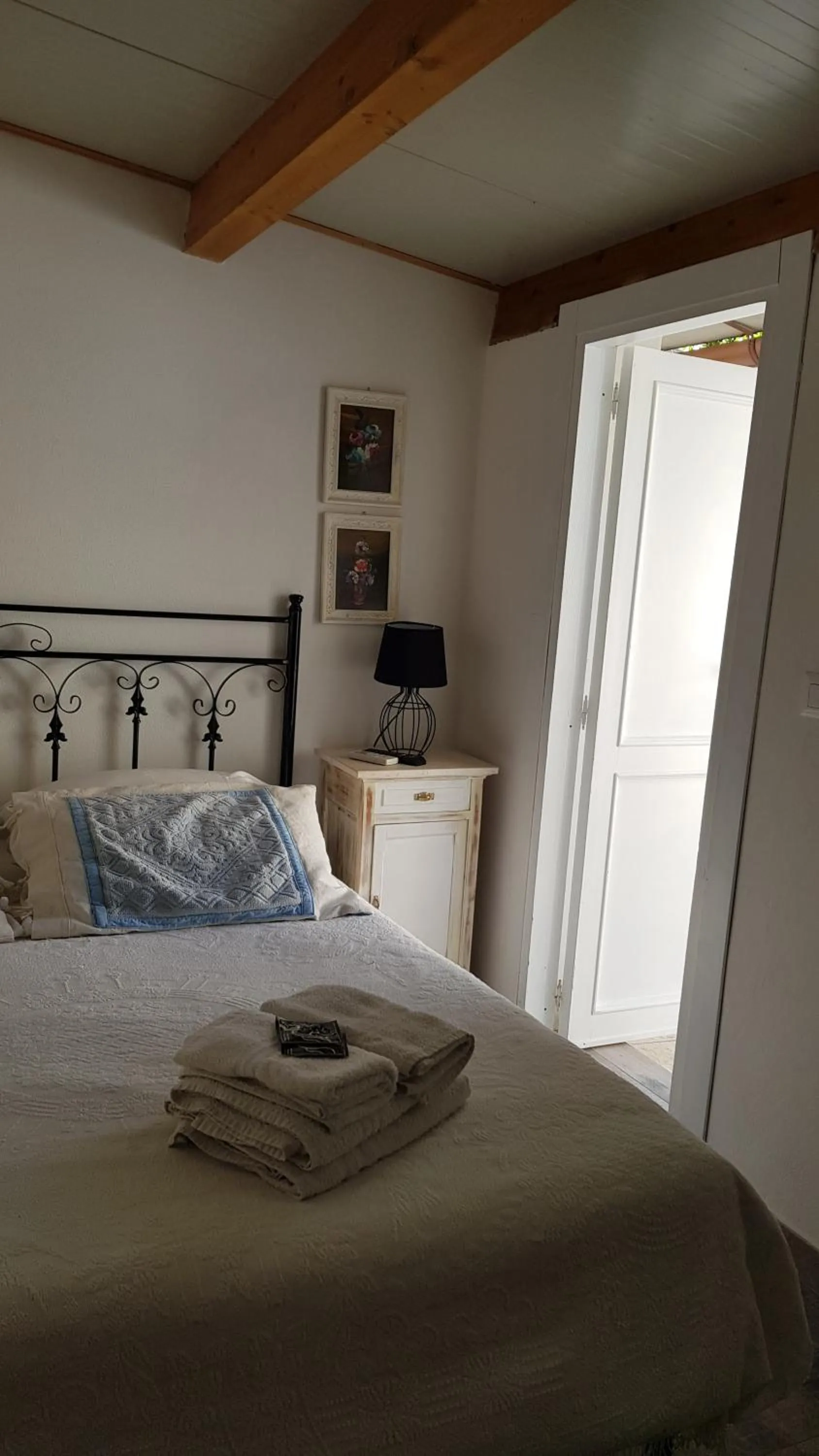 Bedroom, Bed in Aliga
