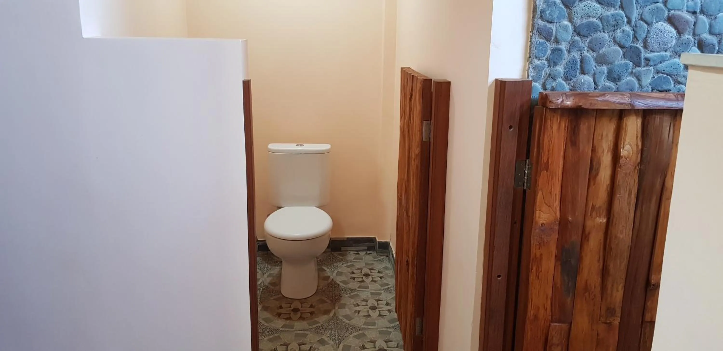 Toilet in Mango Tree Inn