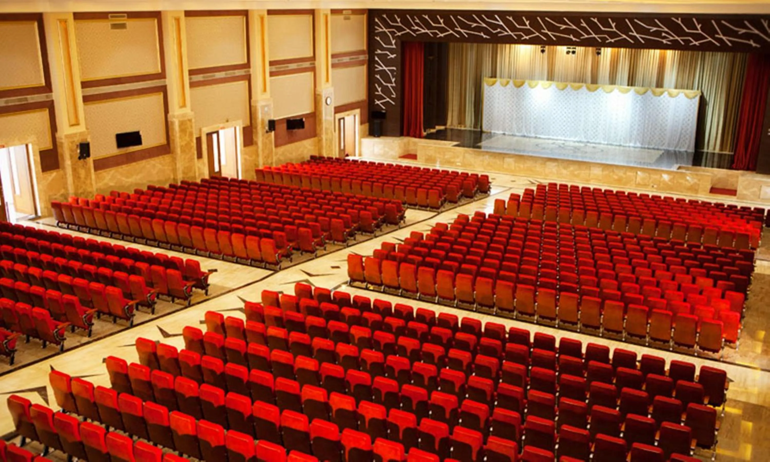 Entertainment in UVA Meridian Bay Resort & Spa