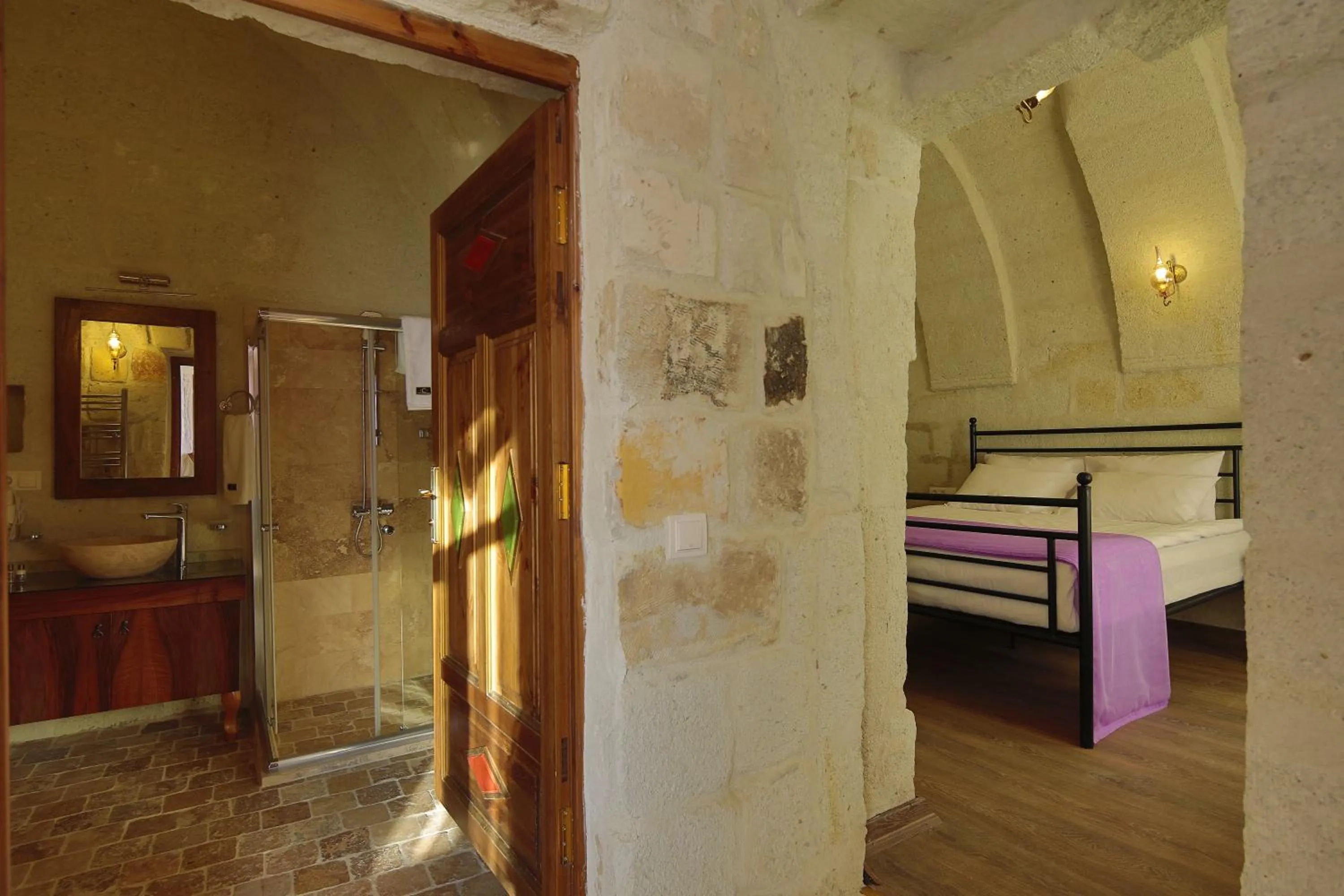 Shower, Bed in Jacob's Cave Suites - Cappadocia