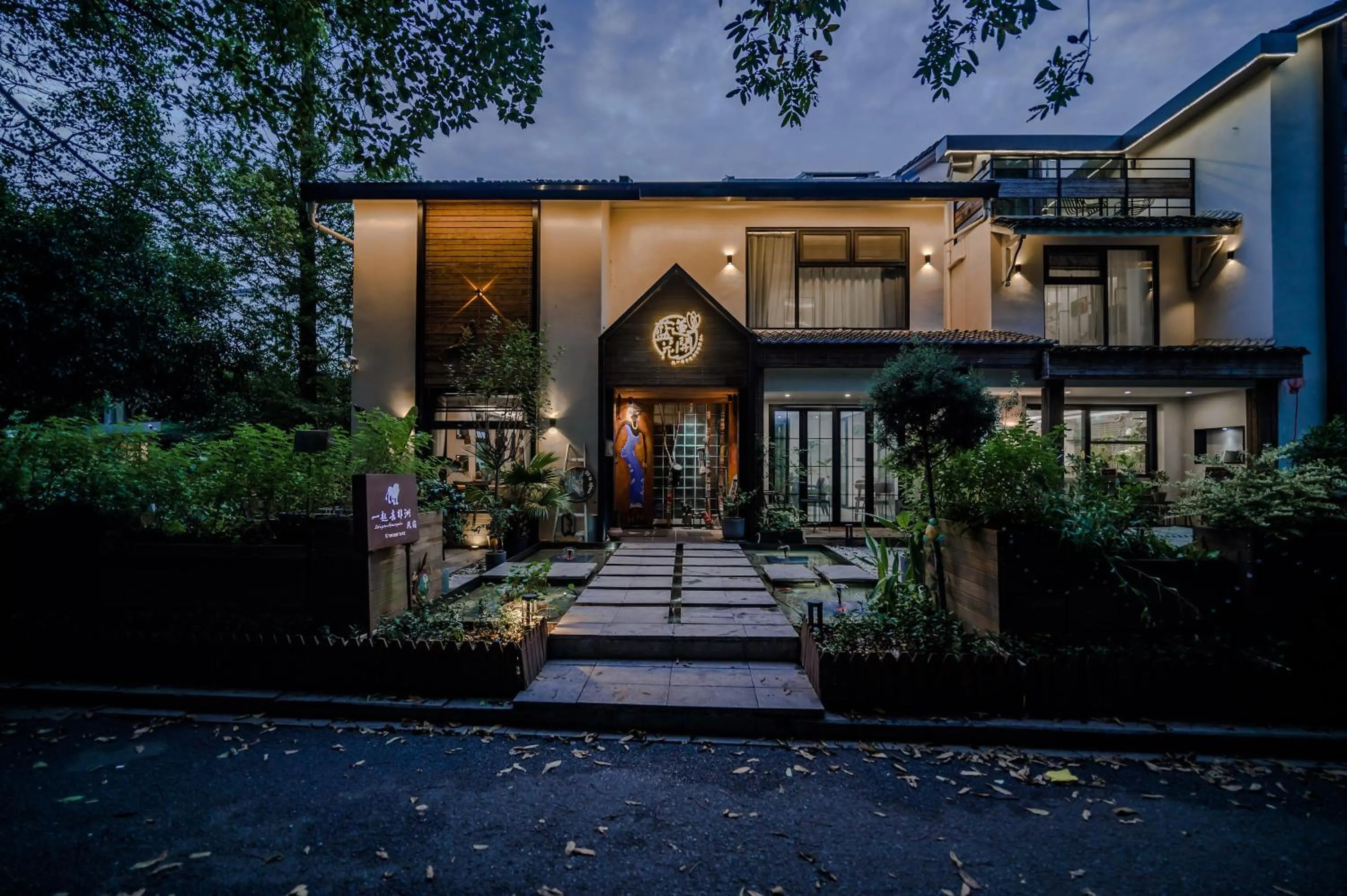 Blooming Lotus Hostel