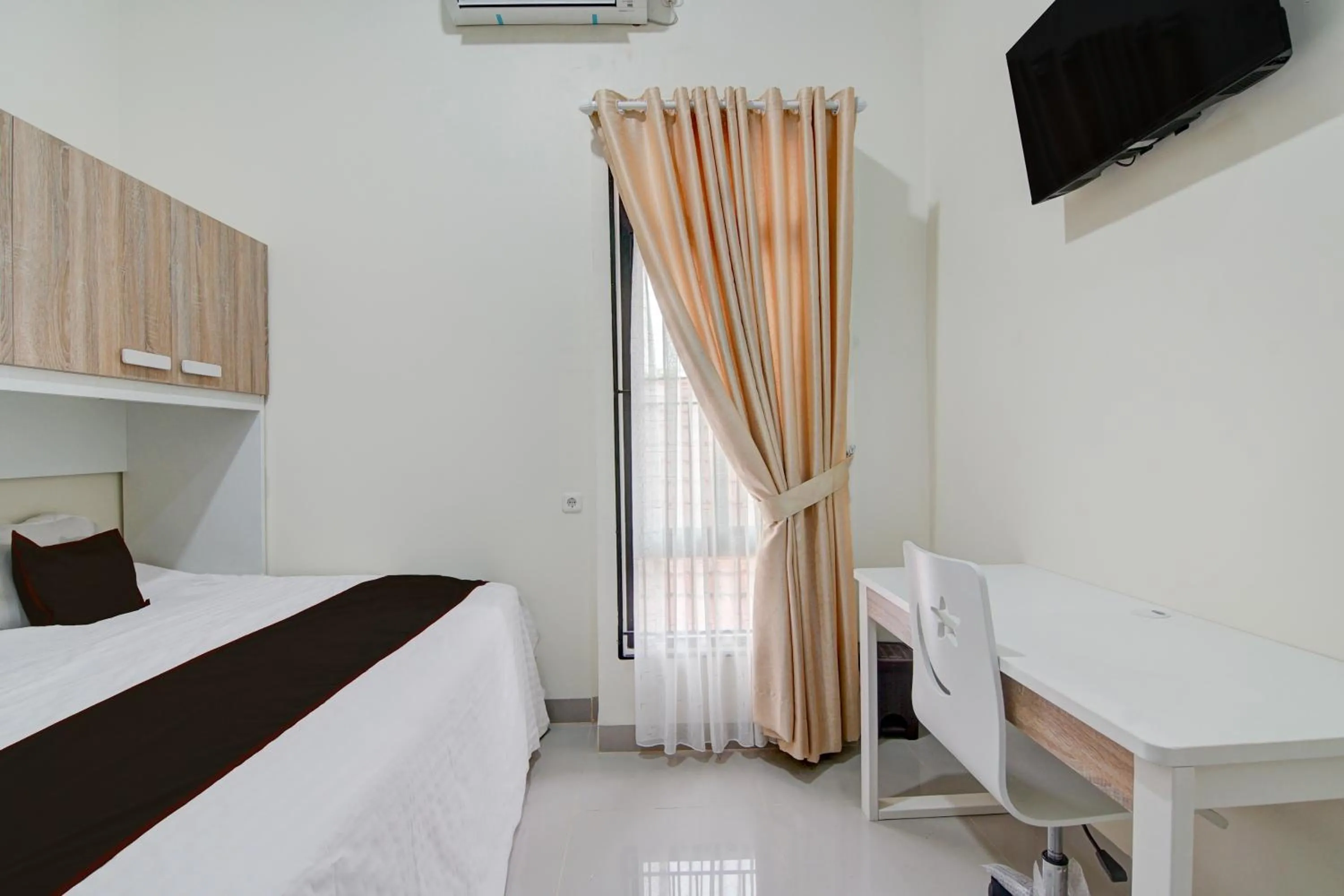 Bedroom, Bed in OYO 94758 Kamila House