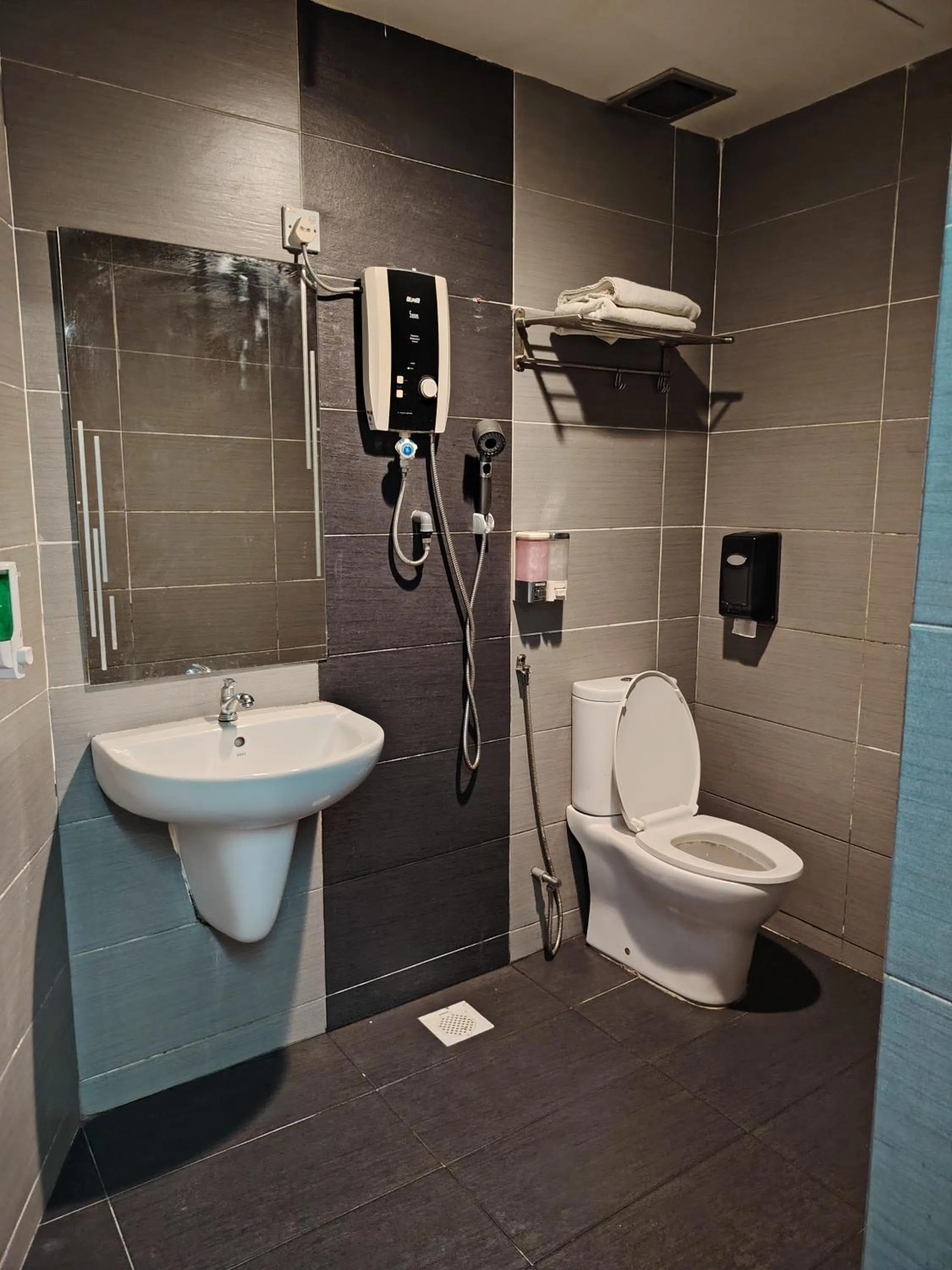 Shower in Newland Hotel by Ardens - Taman Pelangi, Johor Bahru