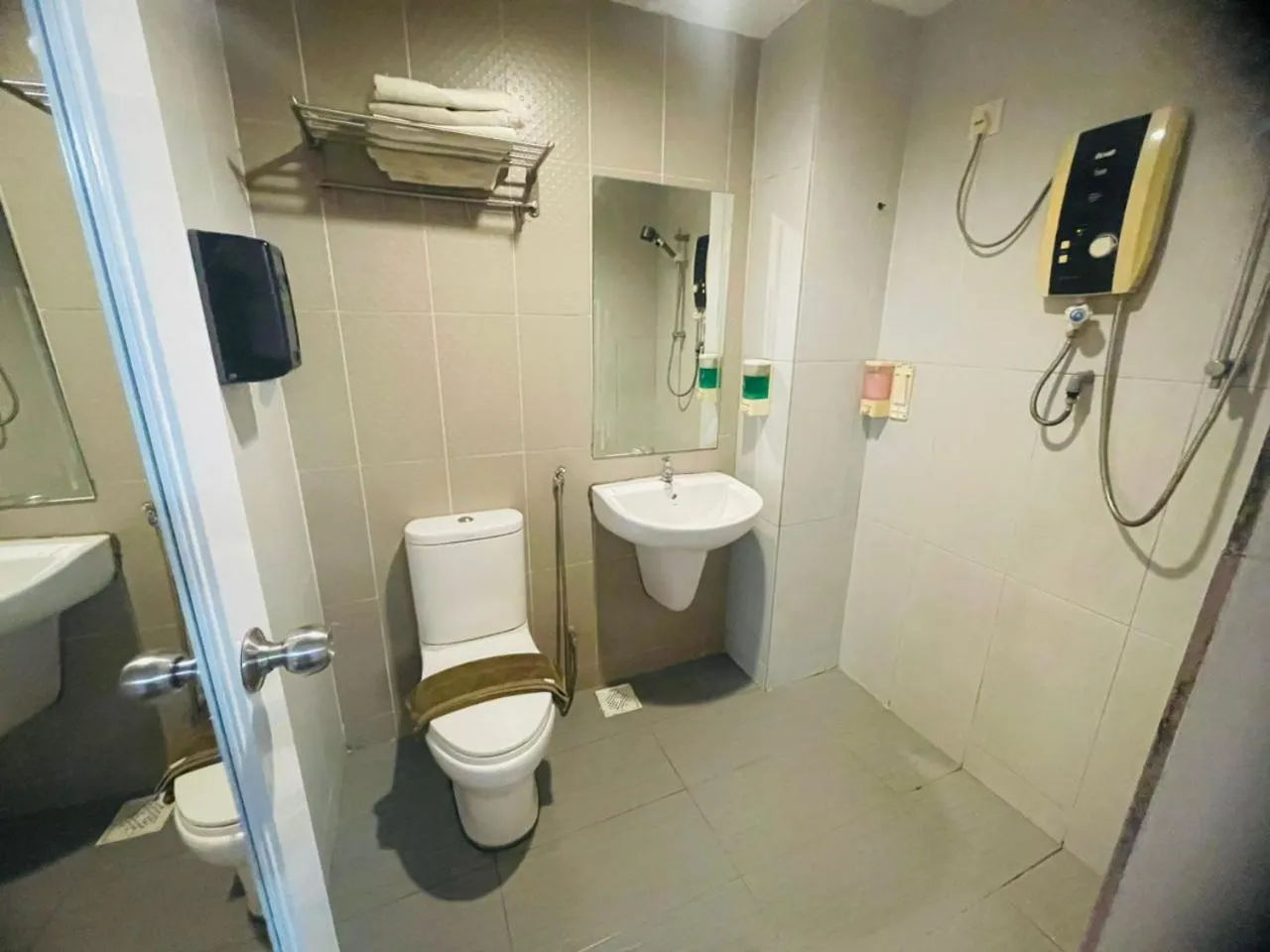 Shower in Newland Hotel by Ardens - Taman Pelangi, Johor Bahru