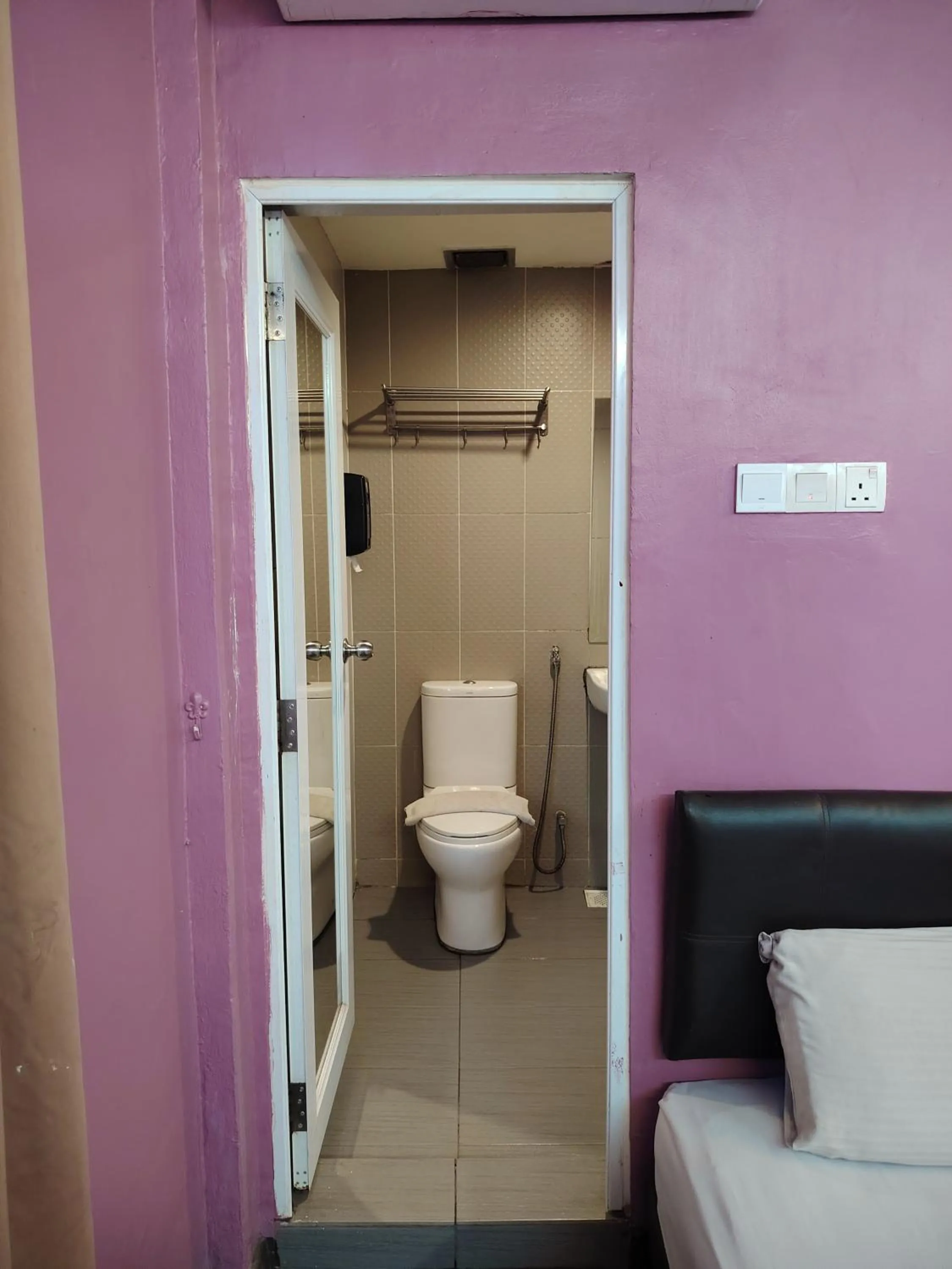 Shower in Newland Hotel by Ardens - Taman Pelangi, Johor Bahru