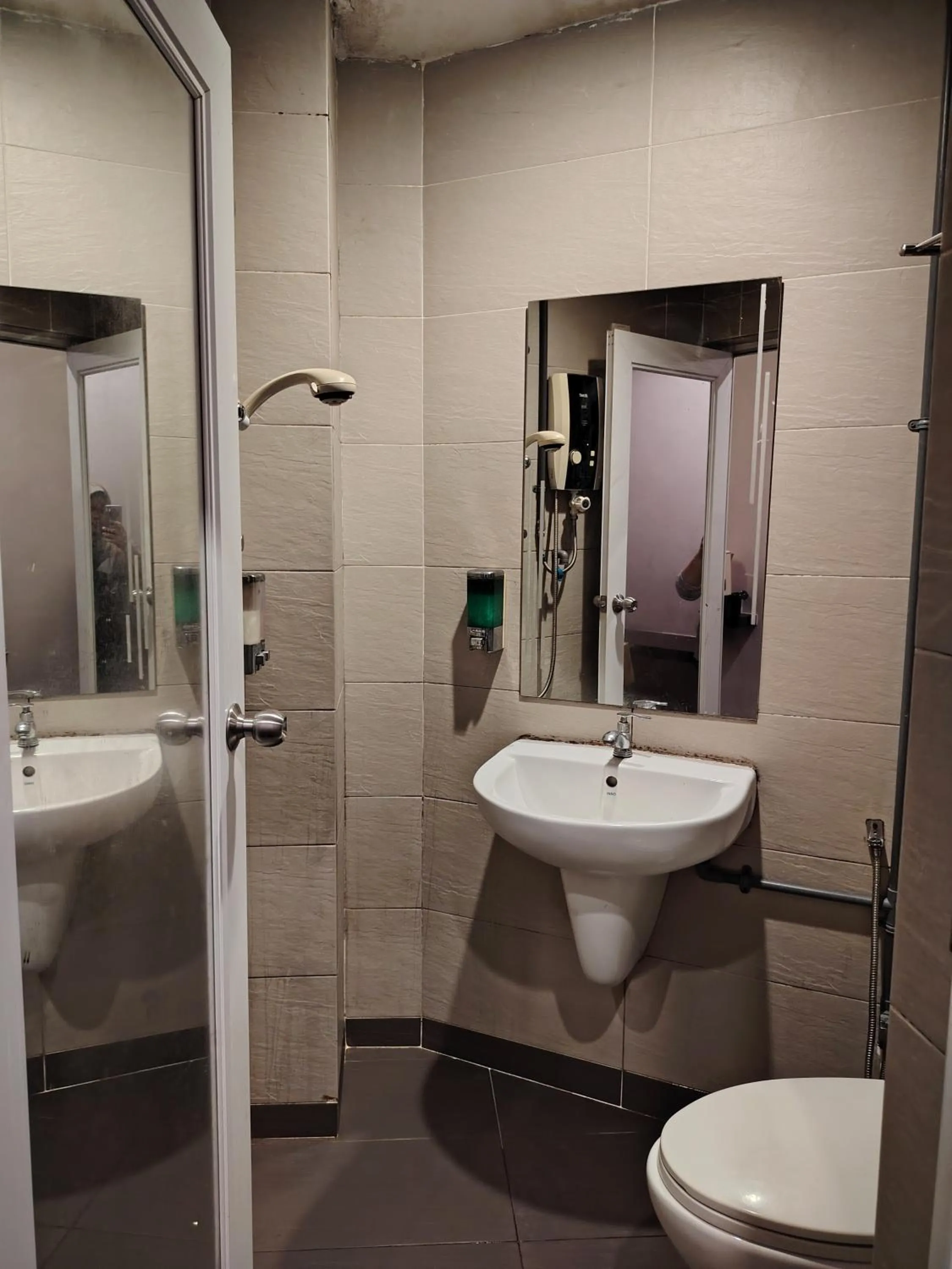 Shower in Newland Hotel by Ardens - Taman Pelangi, Johor Bahru