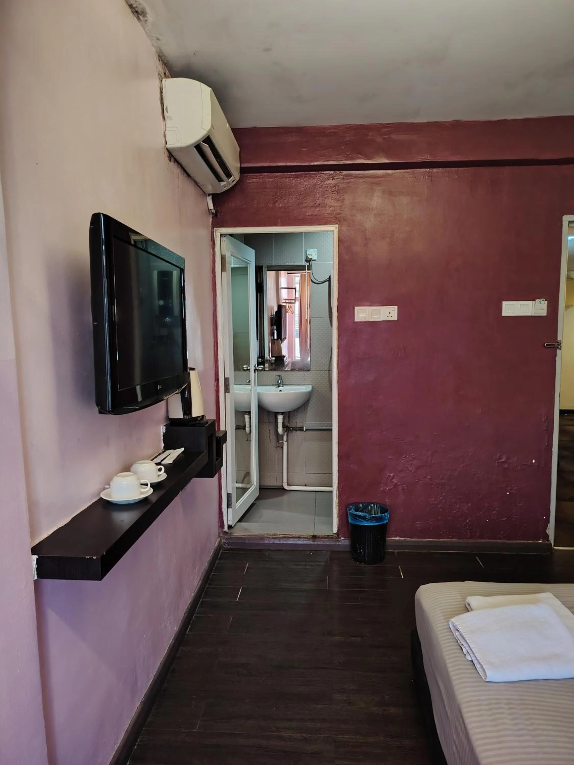 TV and multimedia, Bed in Newland Hotel by Ardens - Taman Pelangi, Johor Bahru