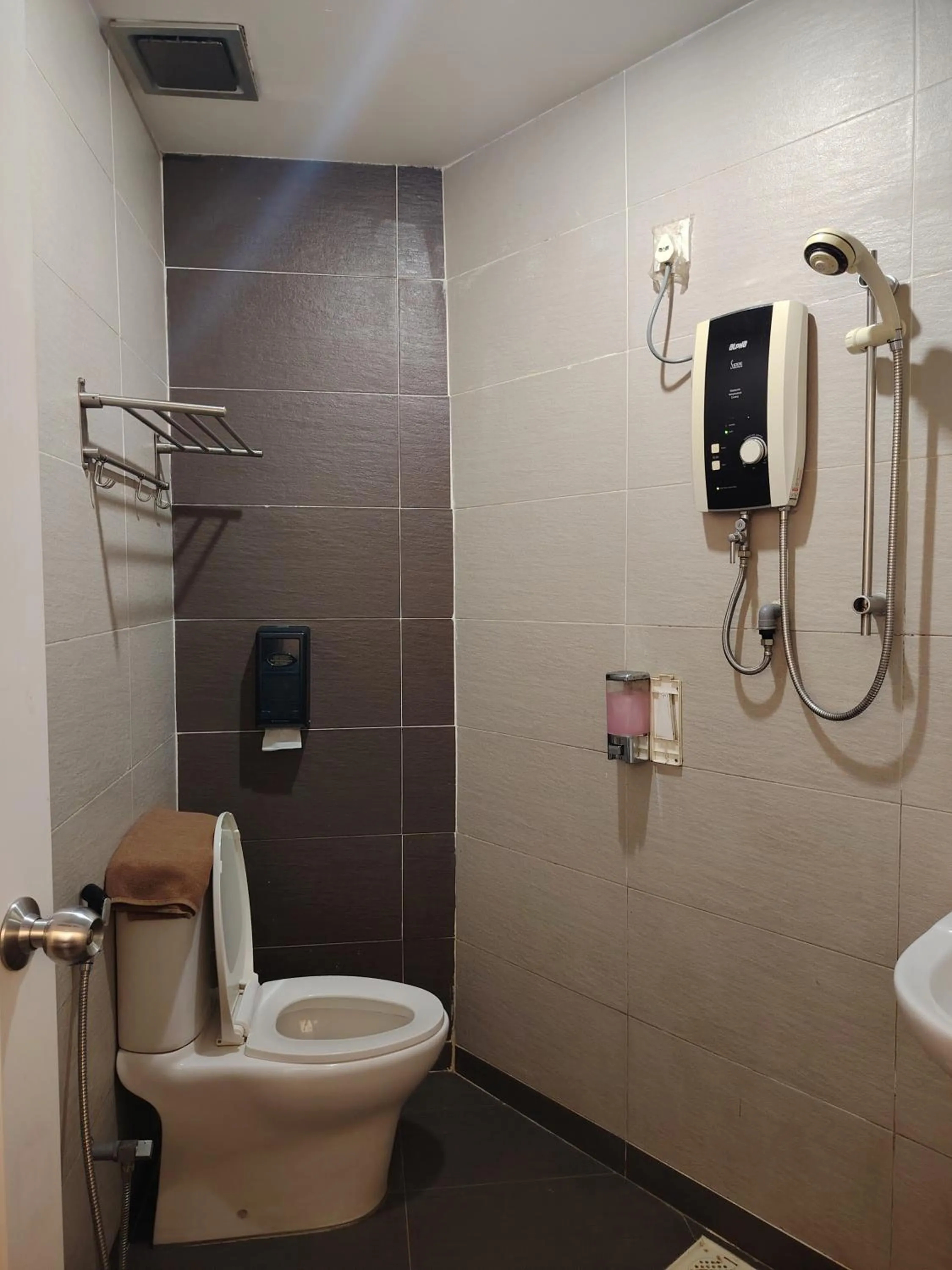 Shower in Newland Hotel by Ardens - Taman Pelangi, Johor Bahru