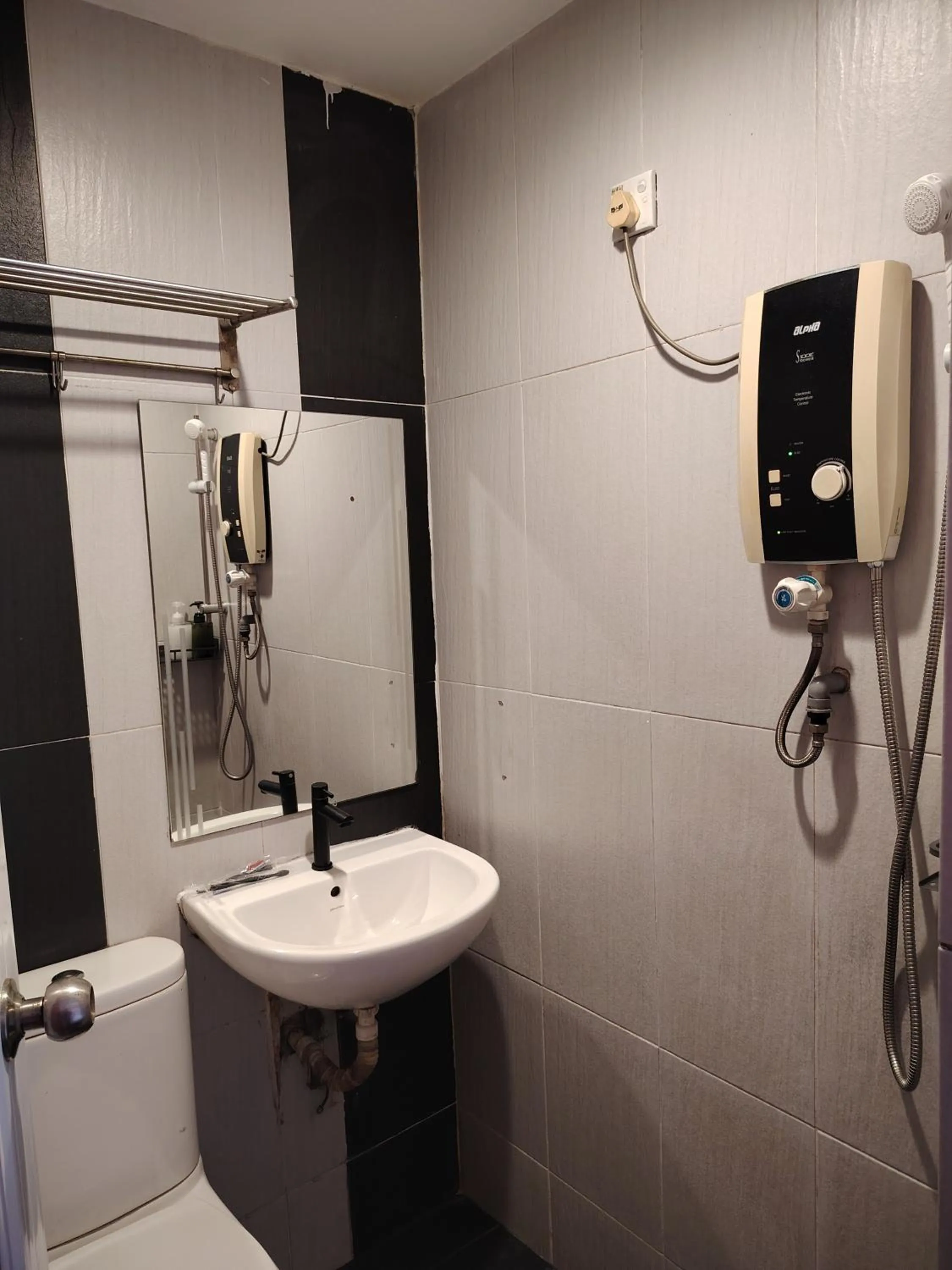 Shower in Newland Hotel by Ardens - Taman Pelangi, Johor Bahru