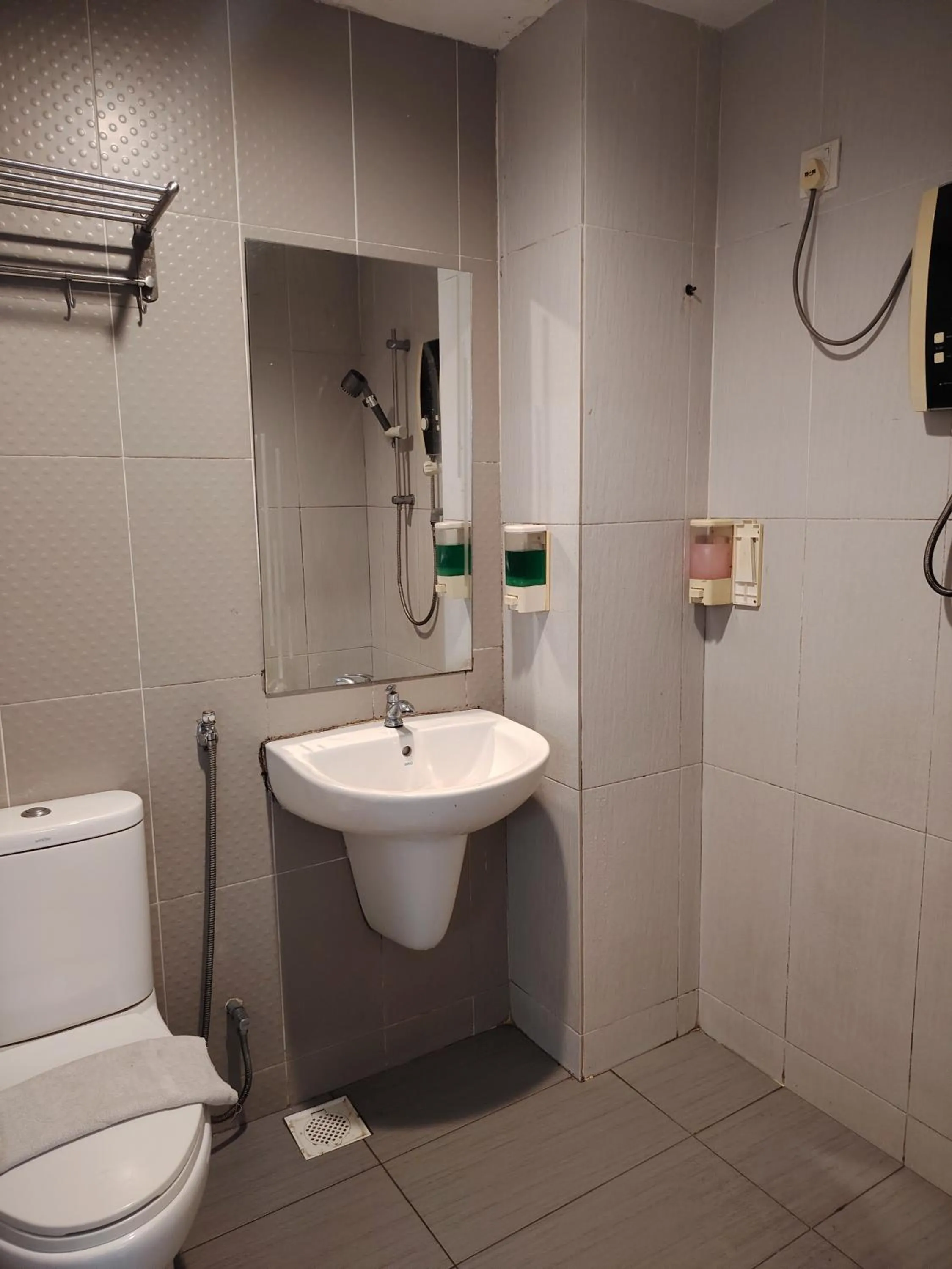 Shower in Newland Hotel by Ardens - Taman Pelangi, Johor Bahru