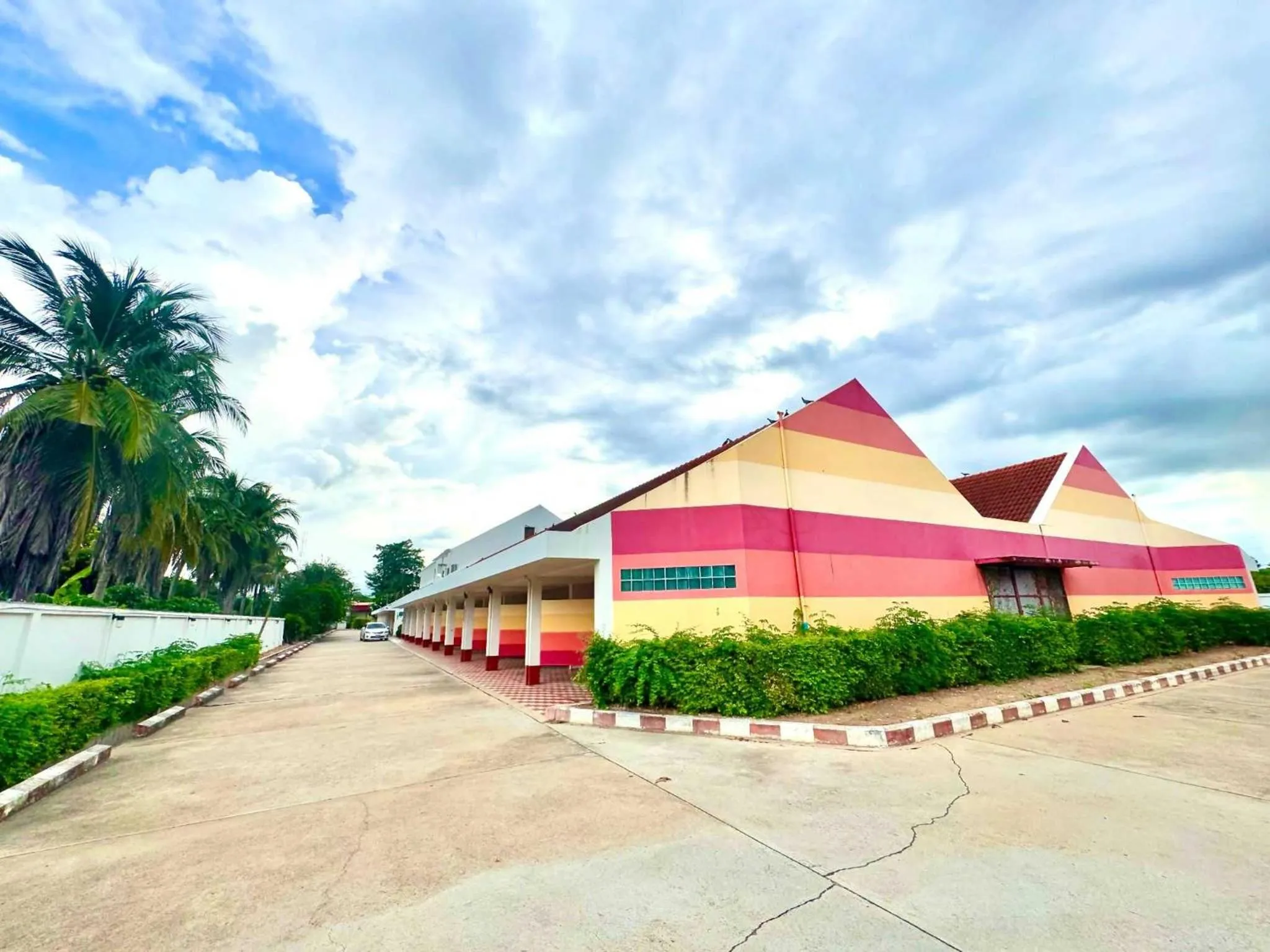 Facade/entrance in OYO 75583 Fut Fit Fo Fai Inn Hotel