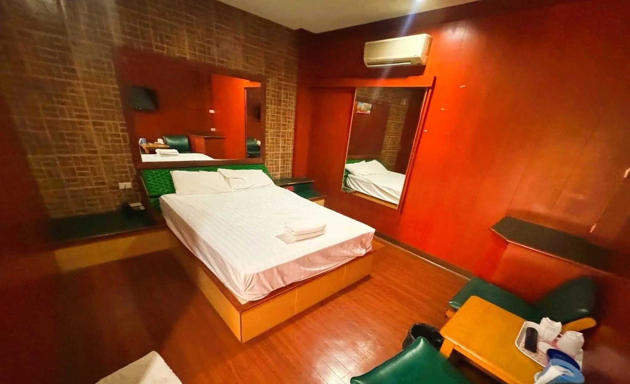 Bedroom, Bed in OYO 75583 Fut Fit Fo Fai Inn Hotel