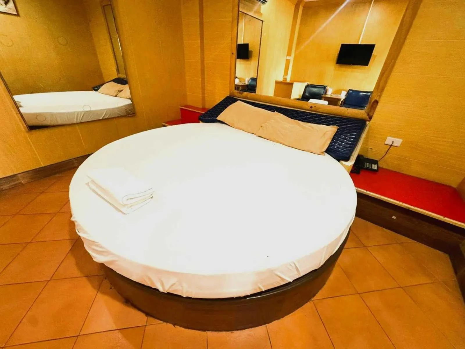 Bedroom, Bed in OYO 75583 Fut Fit Fo Fai Inn Hotel