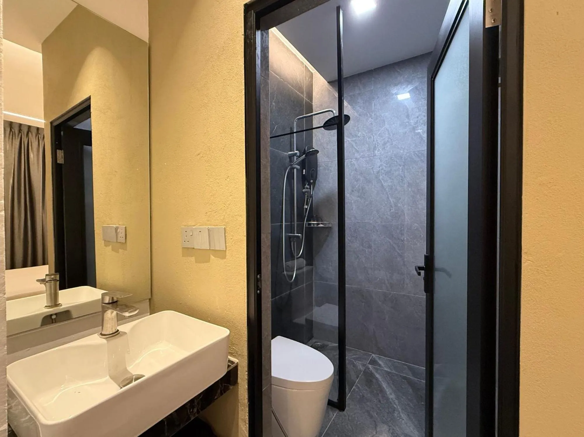 Bathroom in OYO 91193 Hi Inn Sibu Jaya