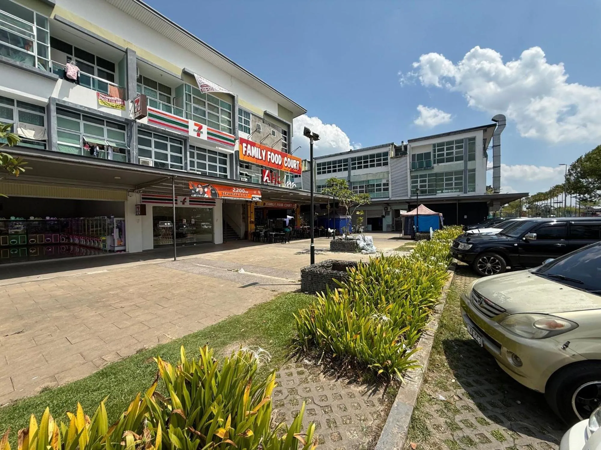 Parking in OYO 91193 Hi Inn Sibu Jaya