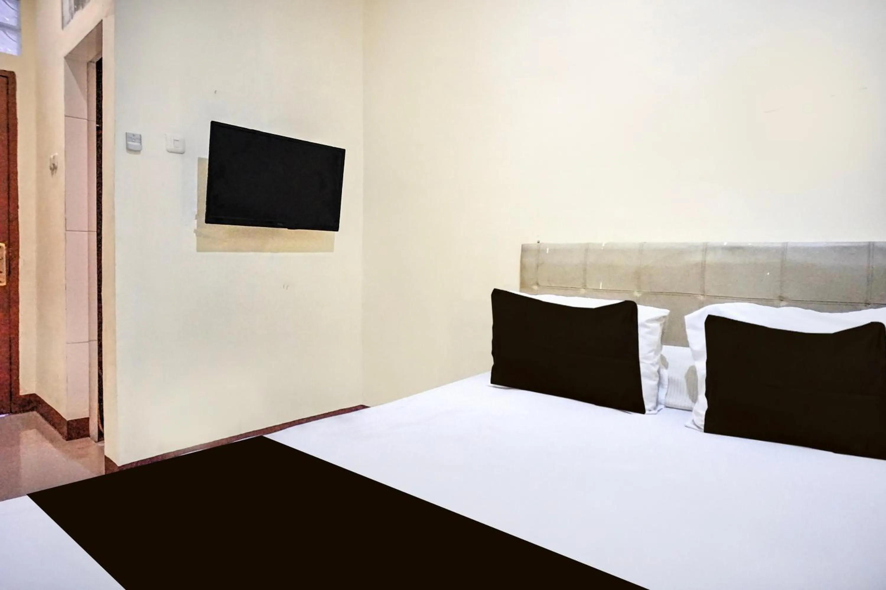 Bedroom, Bed in Hotel O Medan near Sun Plaza formerly Medan Baru House