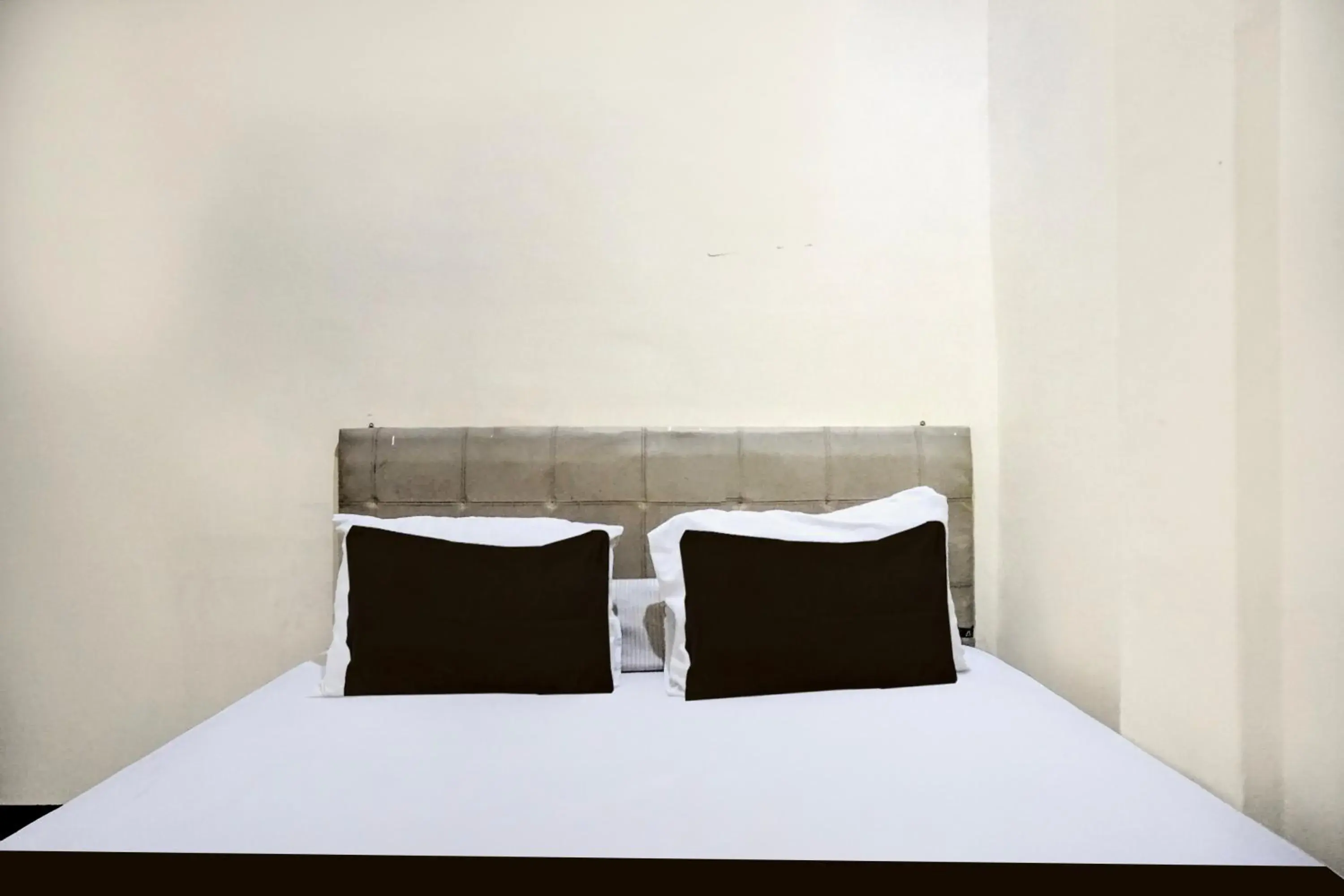 Standard Double Room in Hotel O Medan near Sun Plaza formerly Medan Baru House Standard Double Room in Hotel O Medan near Sun Plaza formerly Medan Baru House