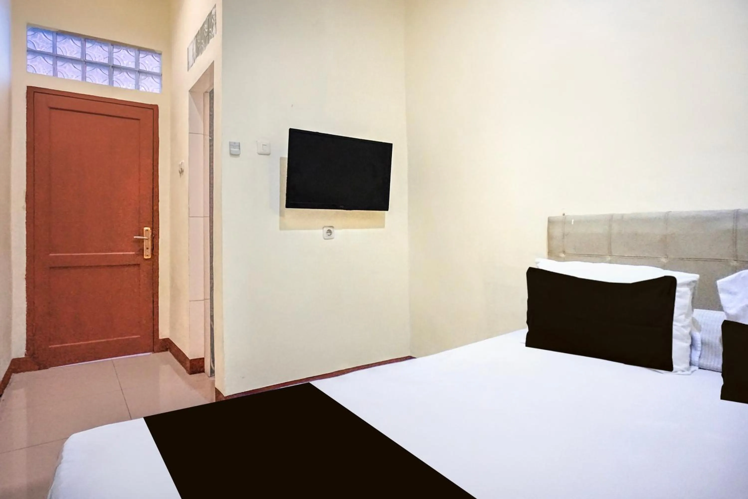 Bedroom, Bed in Hotel O Medan near Sun Plaza formerly Medan Baru House