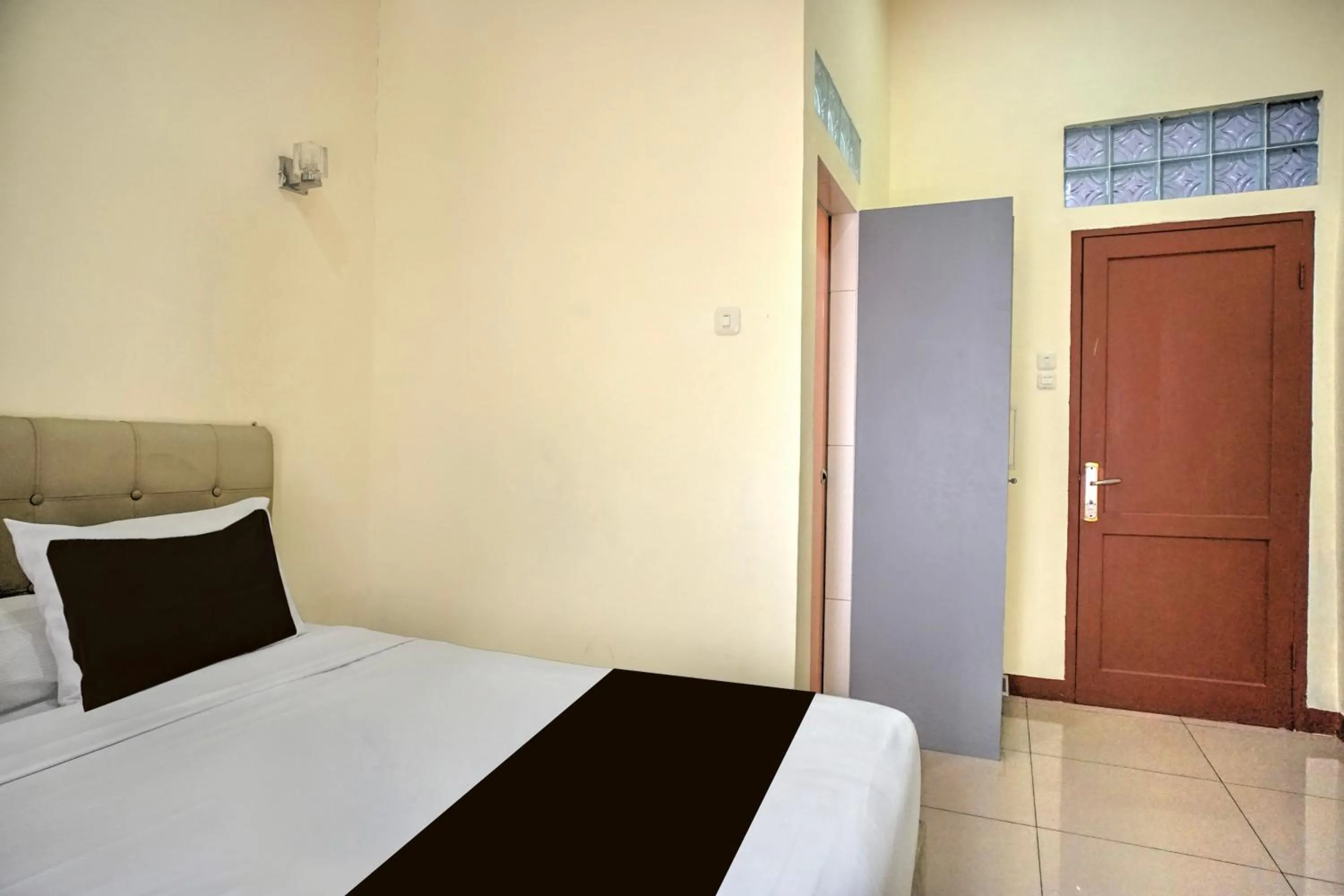 Bedroom, Bed in Hotel O Medan near Sun Plaza formerly Medan Baru House