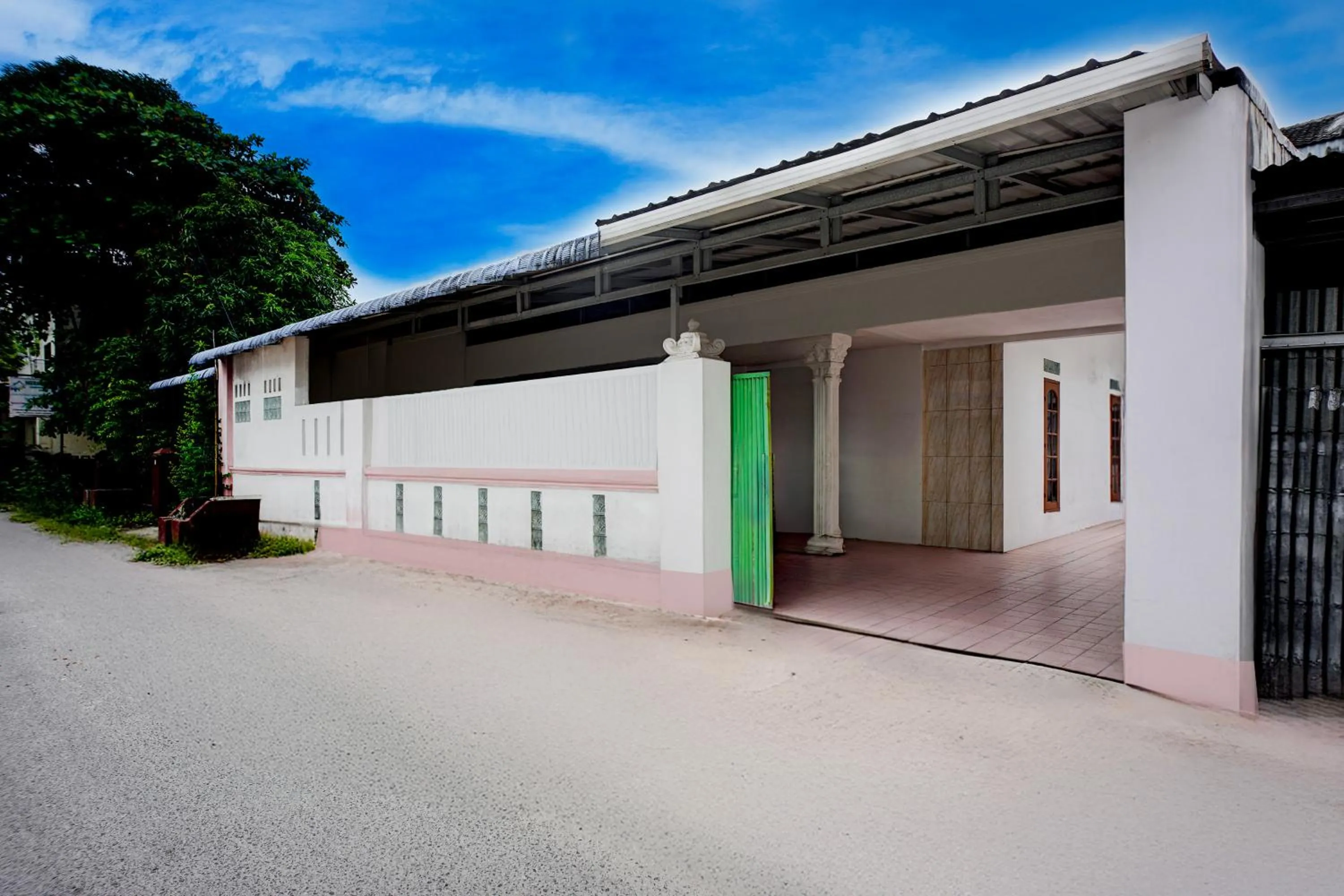 Property building in Hotel O Medan near Sun Plaza formerly Medan Baru House