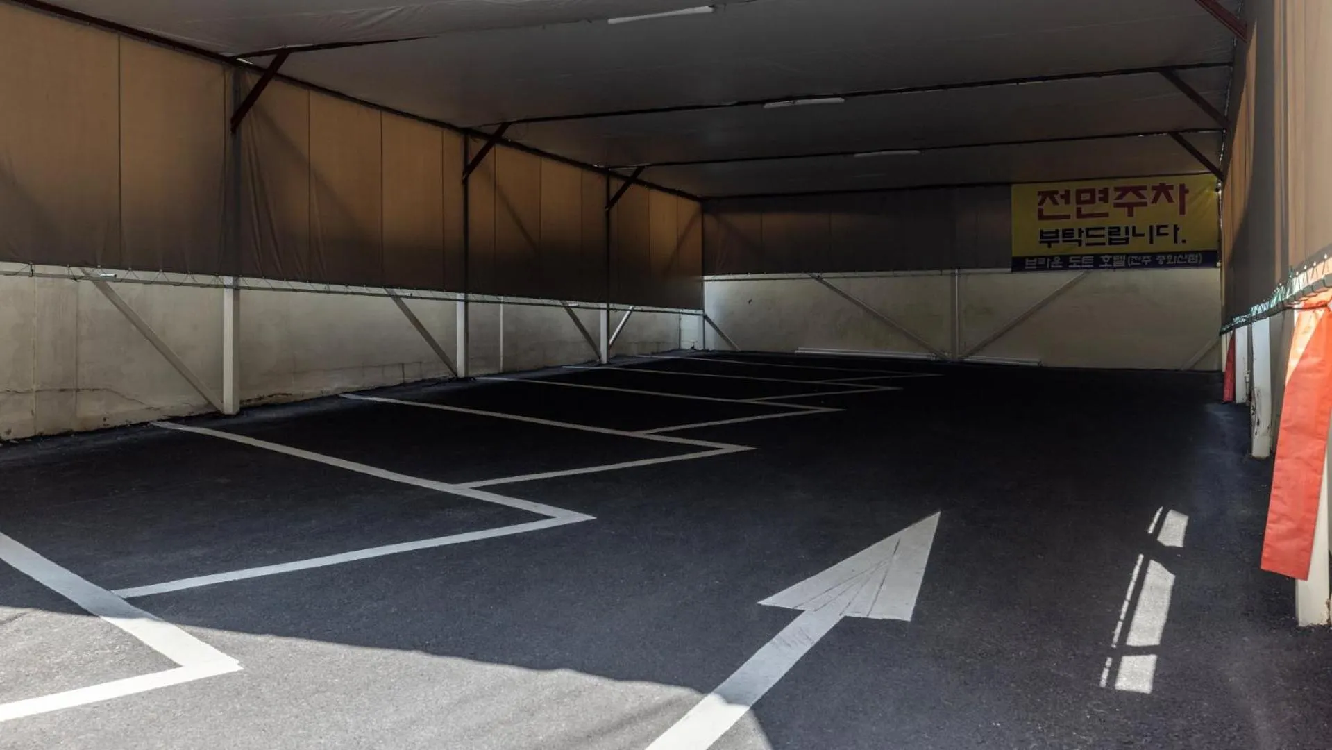 Parking in Browndot Hotel Jeonju Junghwasan