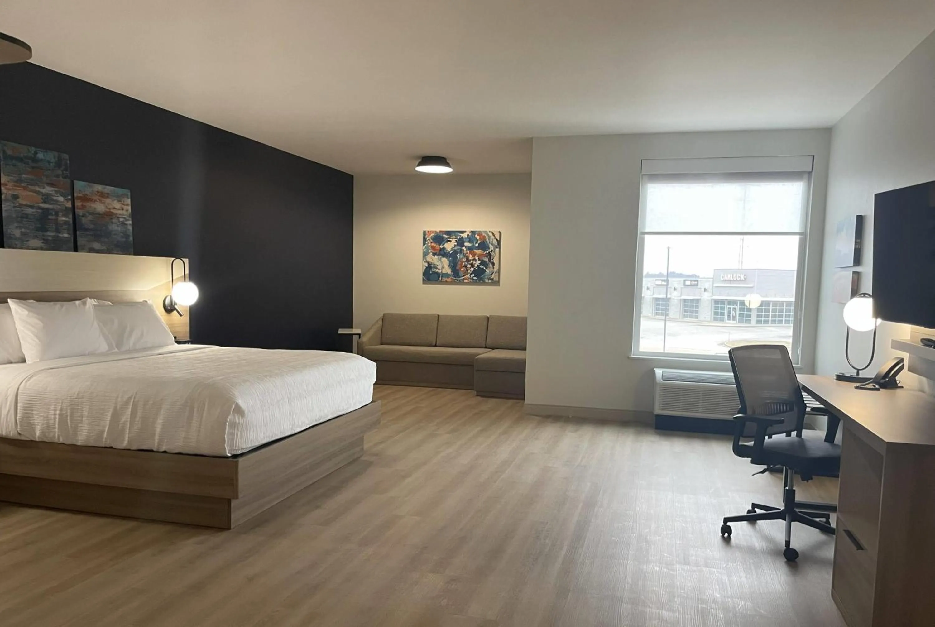 Photo of the whole room, Bed in La Quinta Inn & Suites by Wyndham Jackson