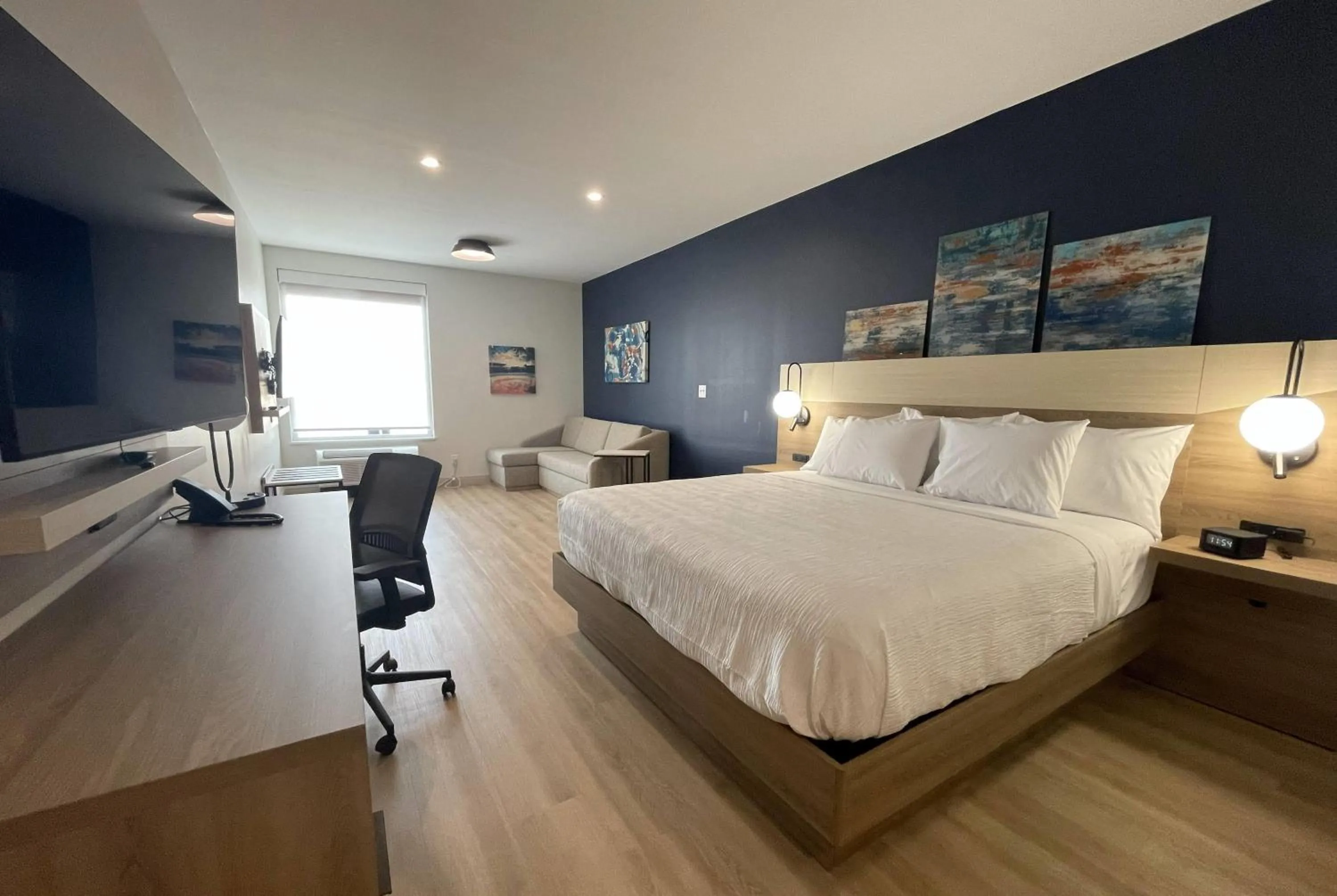 Photo of the whole room, Bed in La Quinta Inn & Suites by Wyndham Jackson