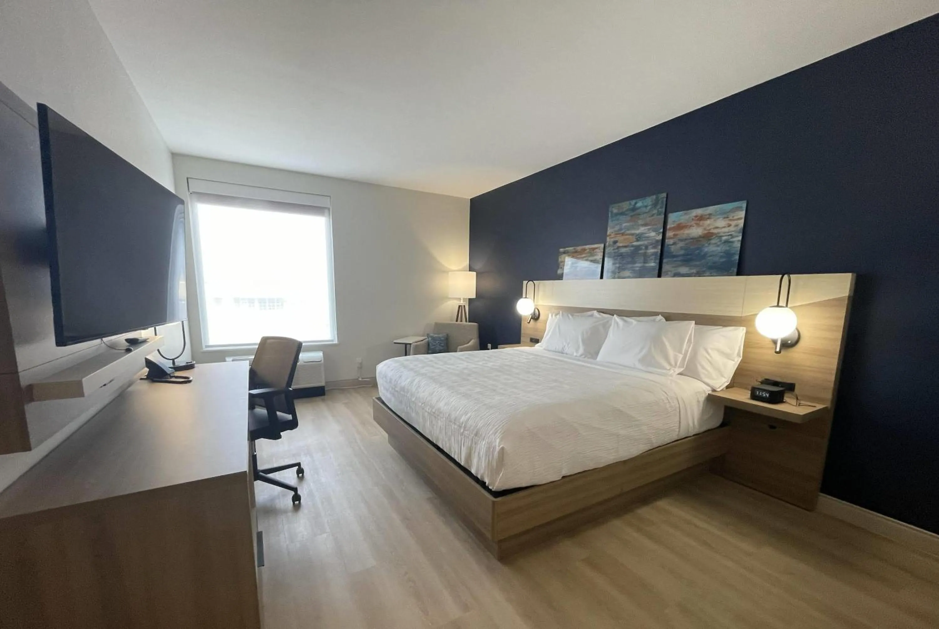 Photo of the whole room, Bed in La Quinta Inn & Suites by Wyndham Jackson