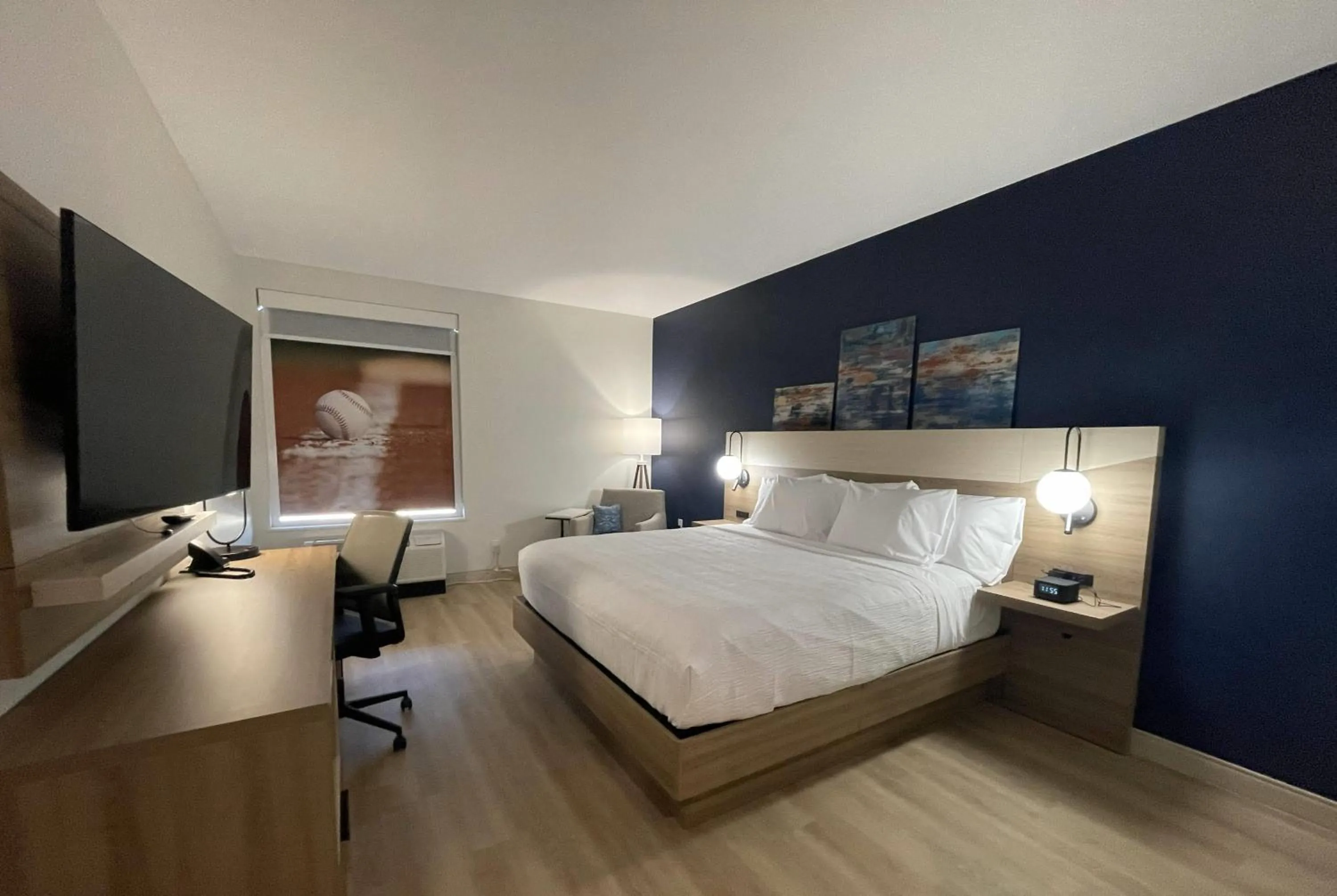 Photo of the whole room, Bed in La Quinta Inn & Suites by Wyndham Jackson